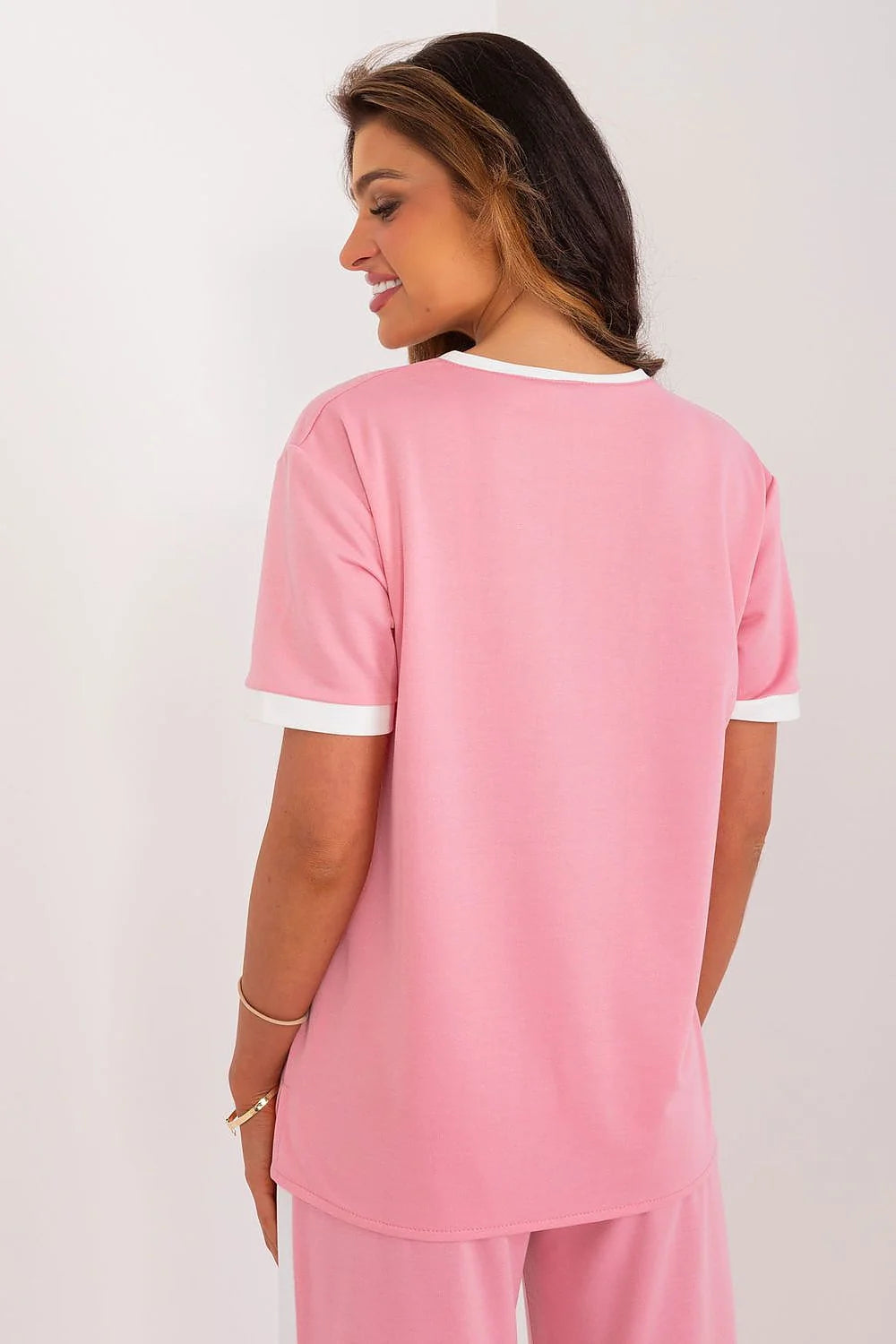 ensemble rose poudré chic élégant chemisier manches courtes col rond boutons nacrés poches finitions blanches pantalon palazzo large fluide extensible