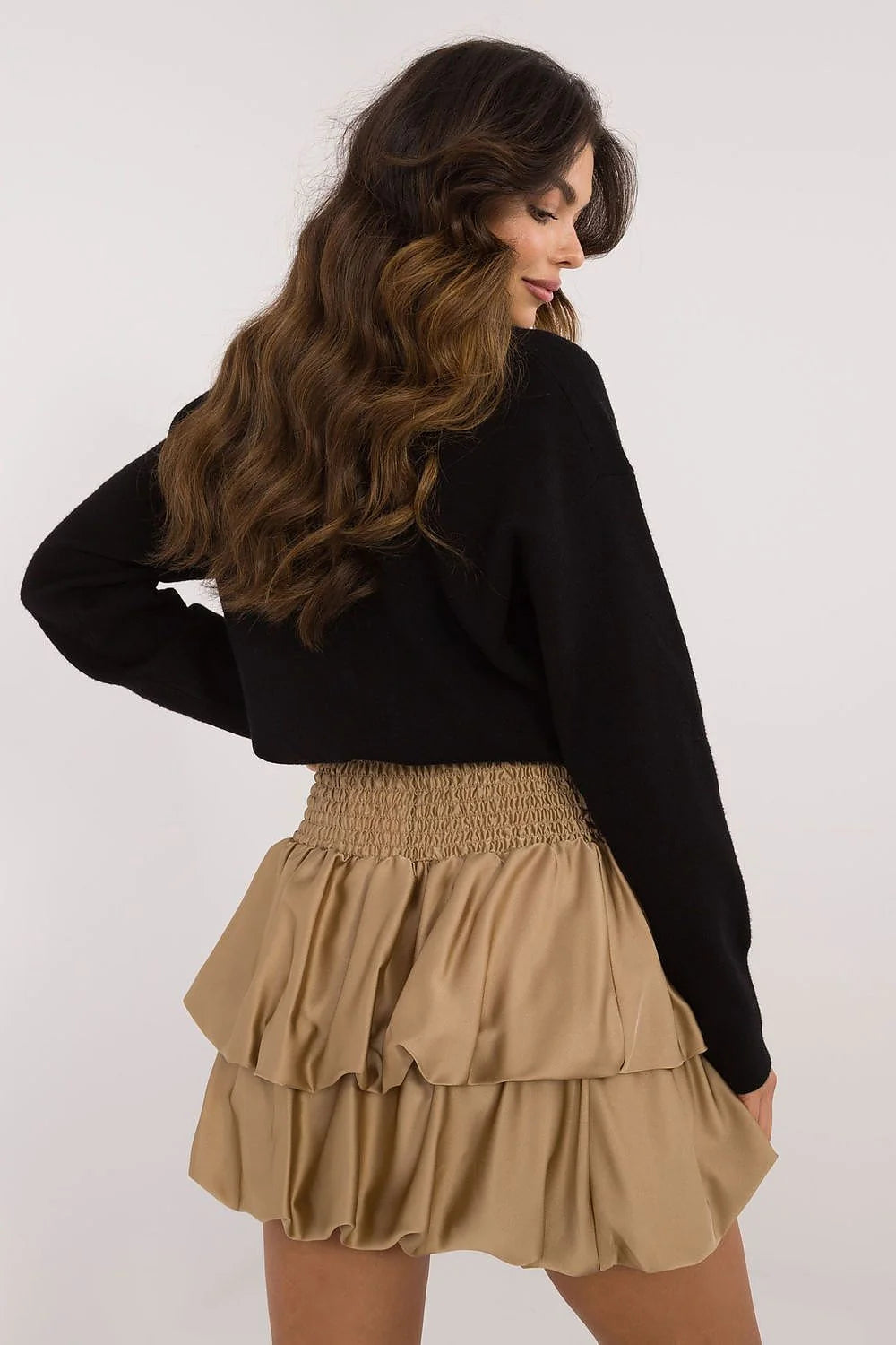 Jupe courte à volants beige doré, pull à col montant noir, ensemble de mode féminin élégant et sophistiqué pour femme