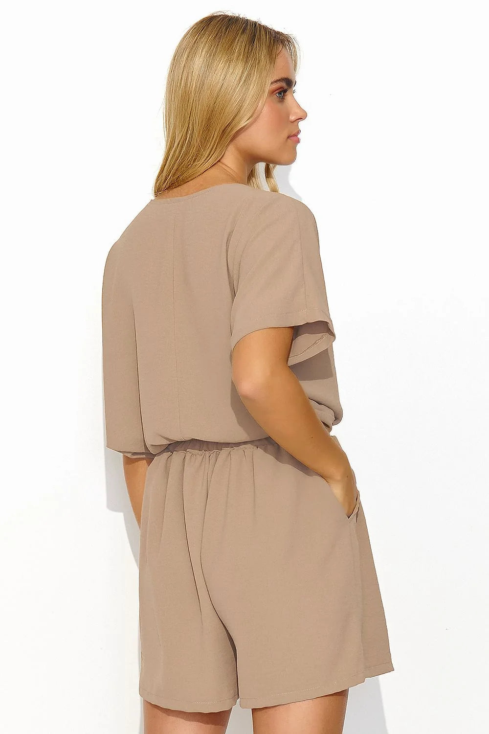 combishort femme casual chic beige coton doux respirant colV plongeant manches courtes larges taille élastiquée poches latérales coupe fluide Makadamia