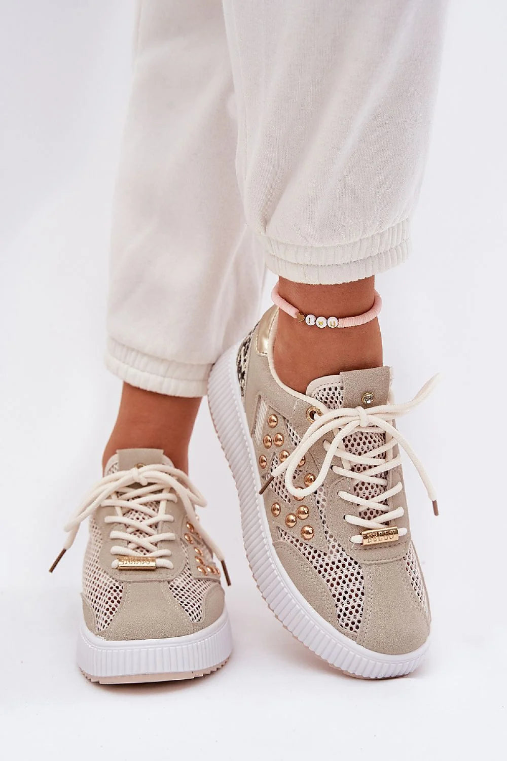 Chaussures de sport modernes pour femmes en éco-suède et mesh, clous dorés, semelle blanche épaisse, look sophistiqué et confortable, style décontracté chic, occasion quotidienne