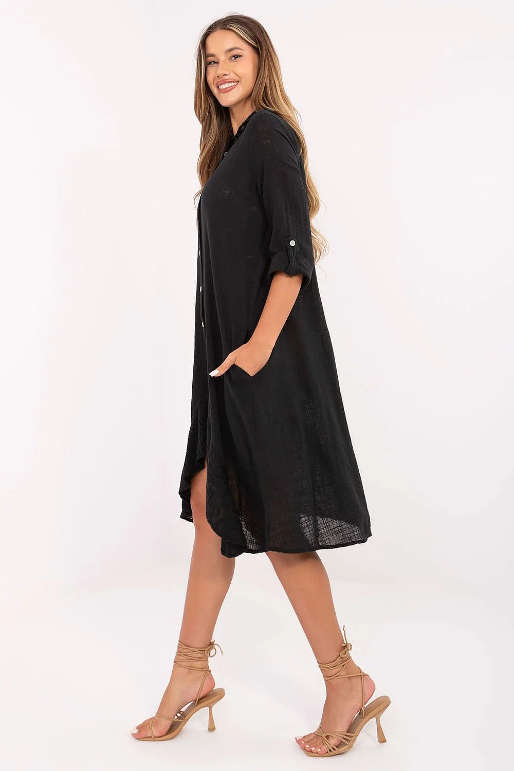 robe chemise noire asymétrique coton gaze légère manches trois quarts retroussées boutonnage boutons clairs poches latérales coupe ample ourlet volanté