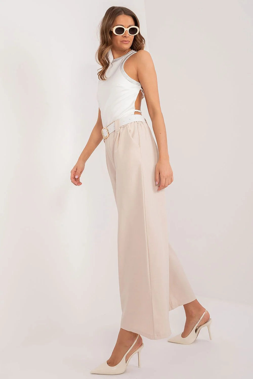 pantalon palazzo femme large beige polyester taille haute ceinture blanche boucle ovale dorée cropped cheville plis structuré élégant
