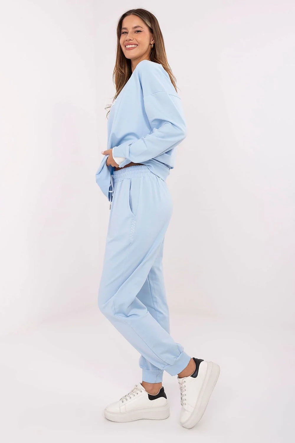 ensemble survêtement femme bleu pastel sweatshirt oversize col rond broderie lettrage blanc jogging taille haute poches latérales coton doux confort