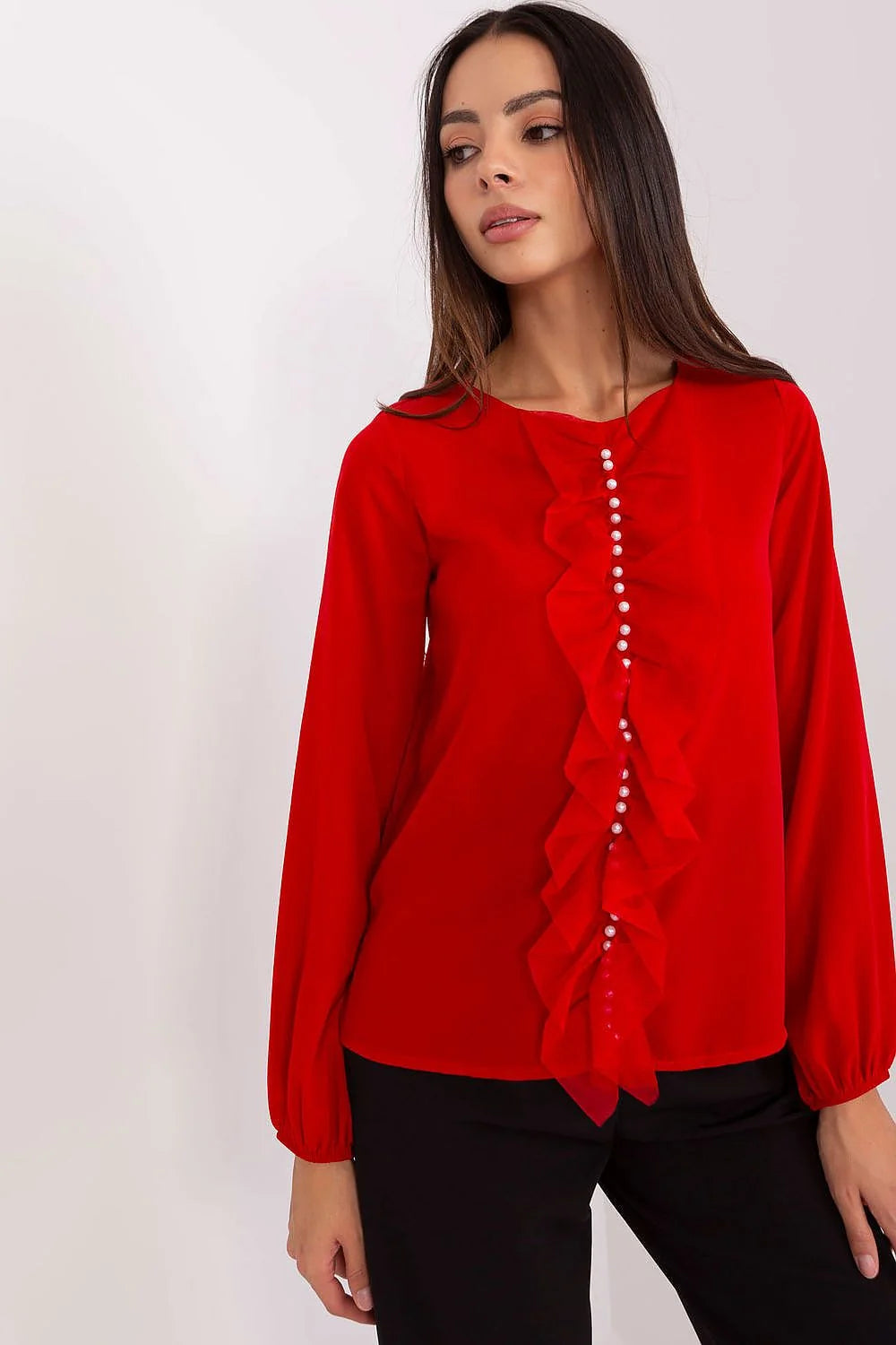 chemisier femme rouge vif coupe droite tissu fluide volant vertical plissé perles nacrées manches bouffantes poignets élastiqués col rond élégant