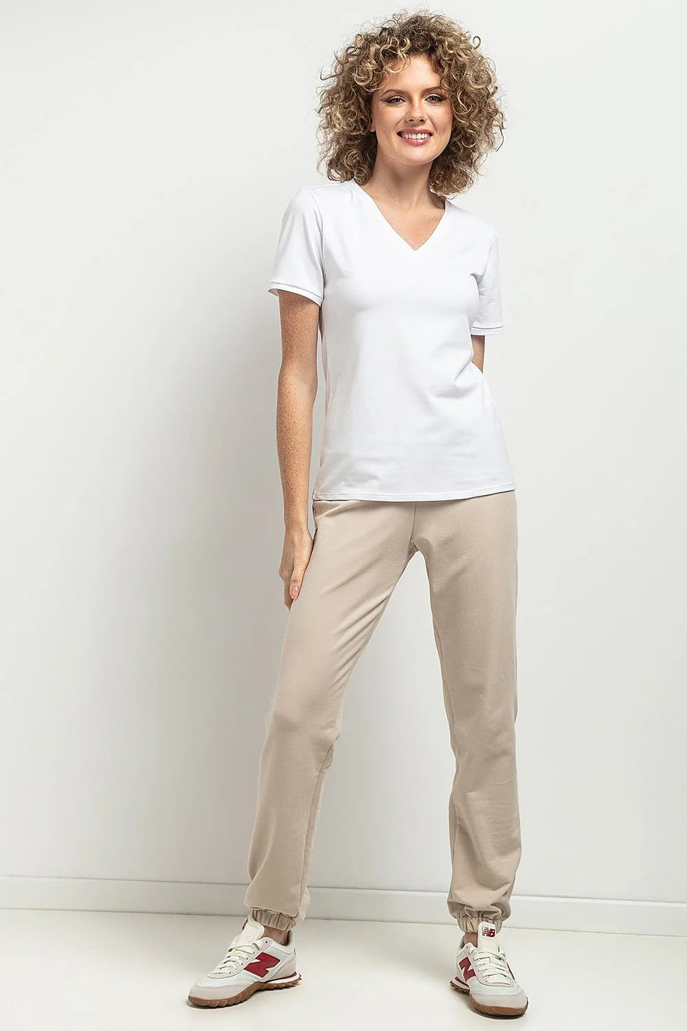 chemisier féminin rayé col V manches courtes pli décoratif finition blanche coupe ajustée coton élasthanne oeko tex pologne respirant minimal
