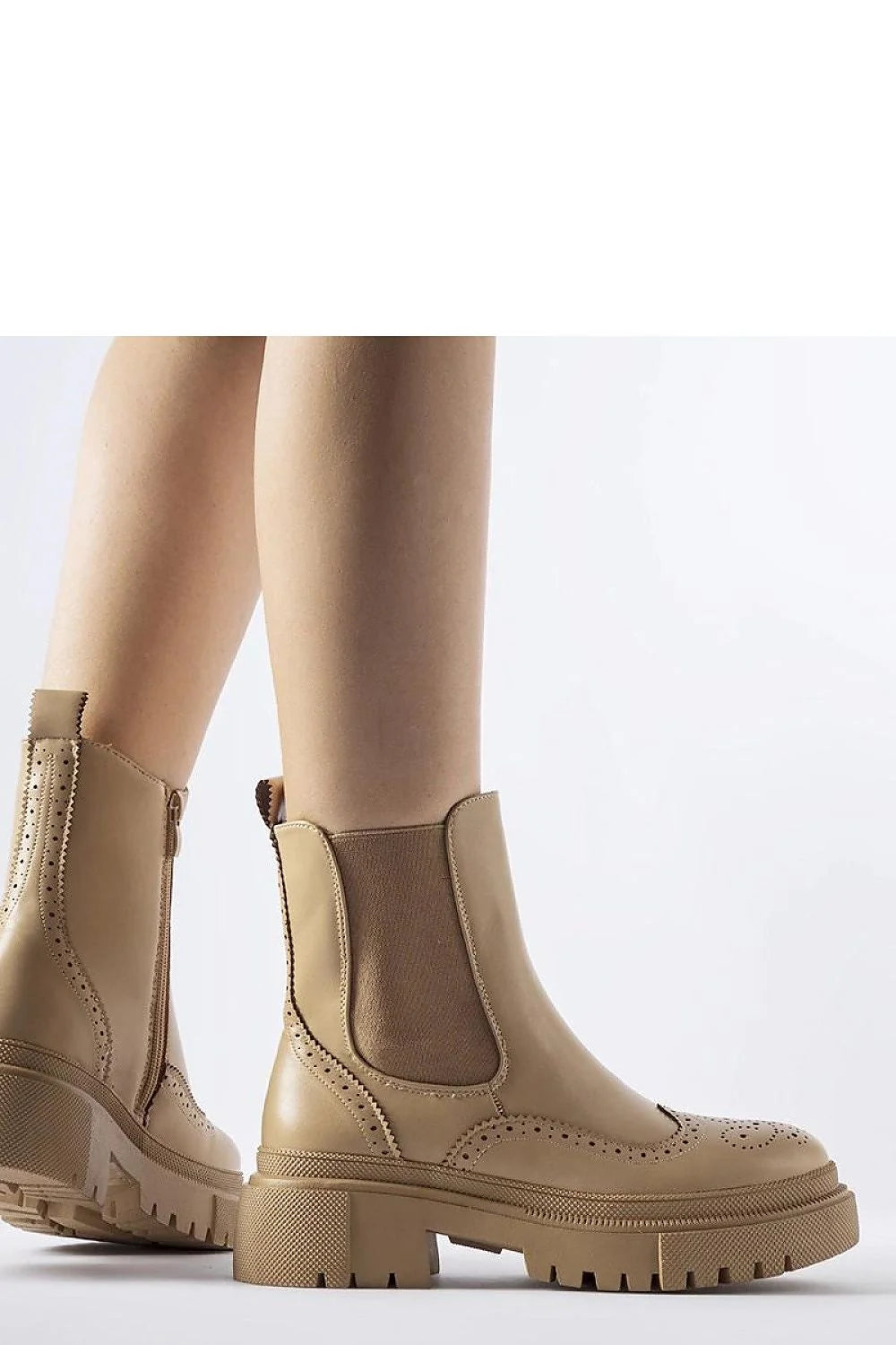 bottes chelsea beige cuir synthétique mi hauteur fermeture éclair latérale panneaux élastiques semelle crantée talon bloc brogue perforations