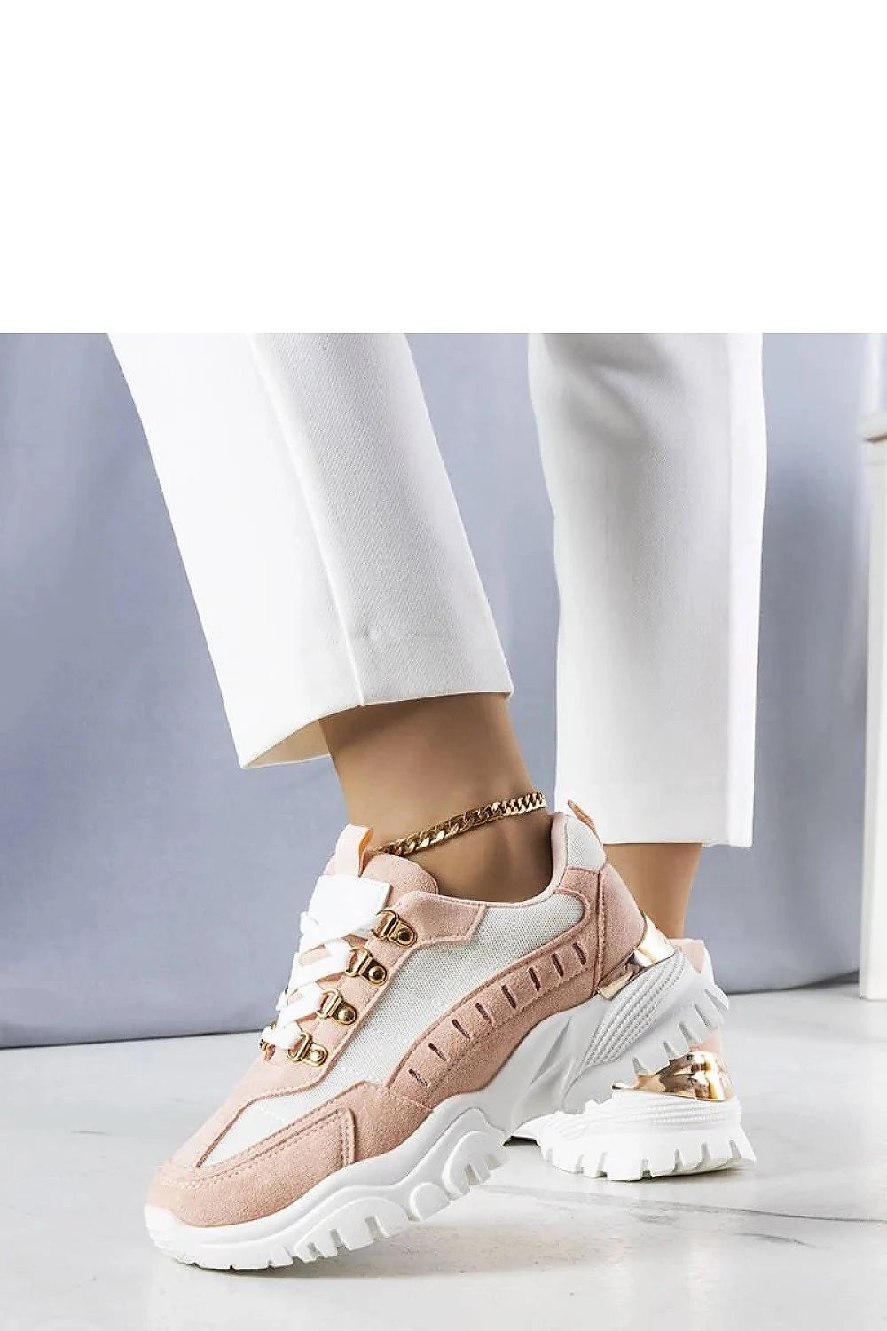 baskets féminines modernes rose pastel sportswear chic confortables lacets blancs œillets dorés semelle épaisse plateforme crantée suède mesh