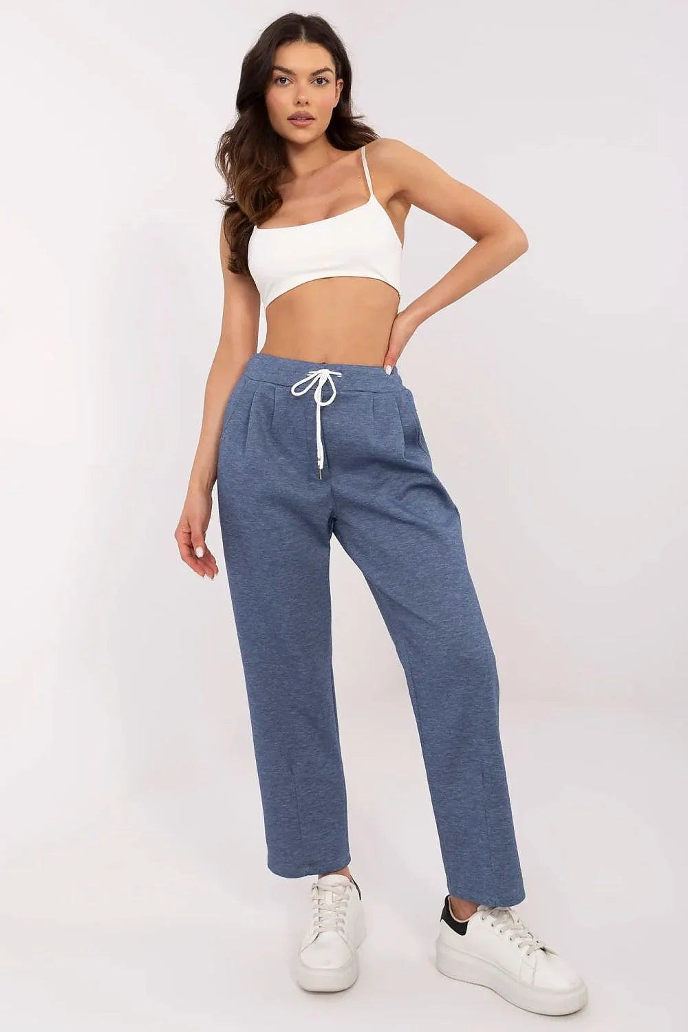 Ensemble mode femme crop top blanc pantalon jogging bleu sneakers blanches casual sporty