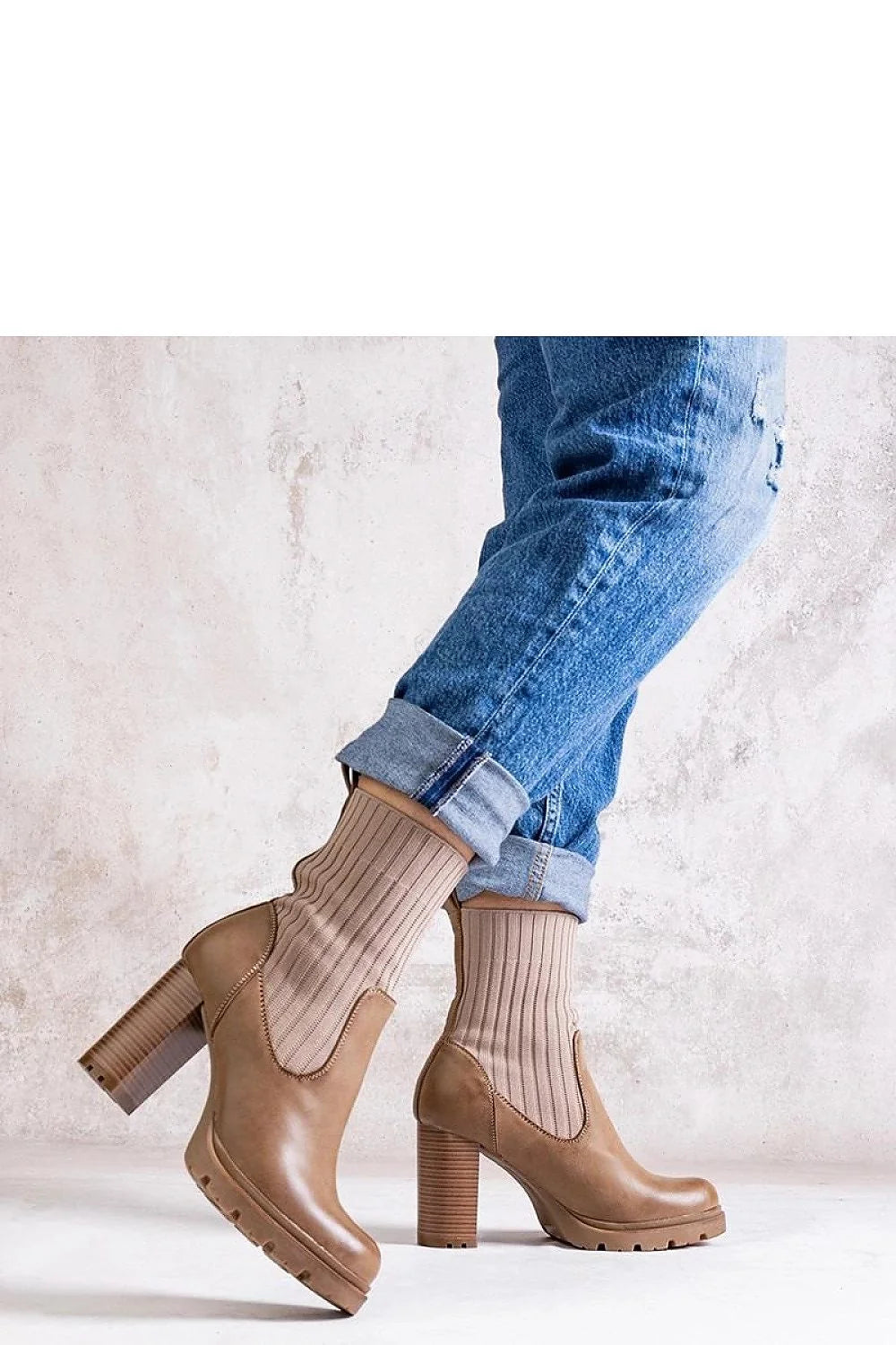 Bottes à talons Solea mid-calf cuir lisse taupe élastique ajusté détails côtelés semelle caoutchouc adhérence durabilité femmes