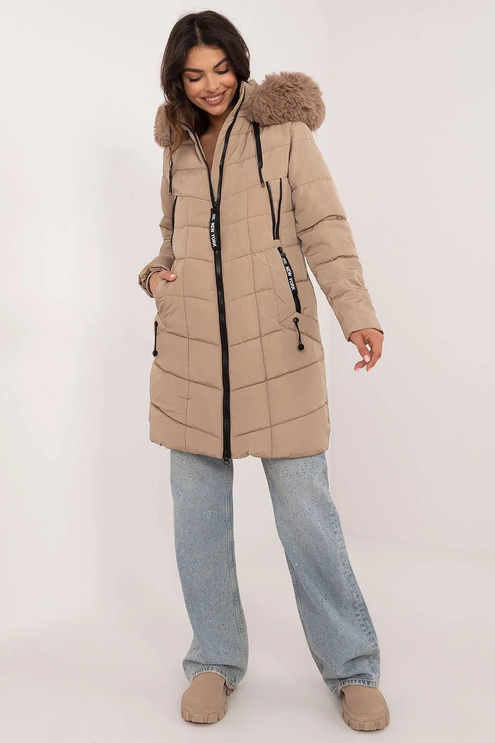 Manteau d'hiver long pour femme, matelassé, couleur beige, fourrure synthétique, coupe ajustée, fermeture éclair, capuche amovible, style urbain, résistant au froid