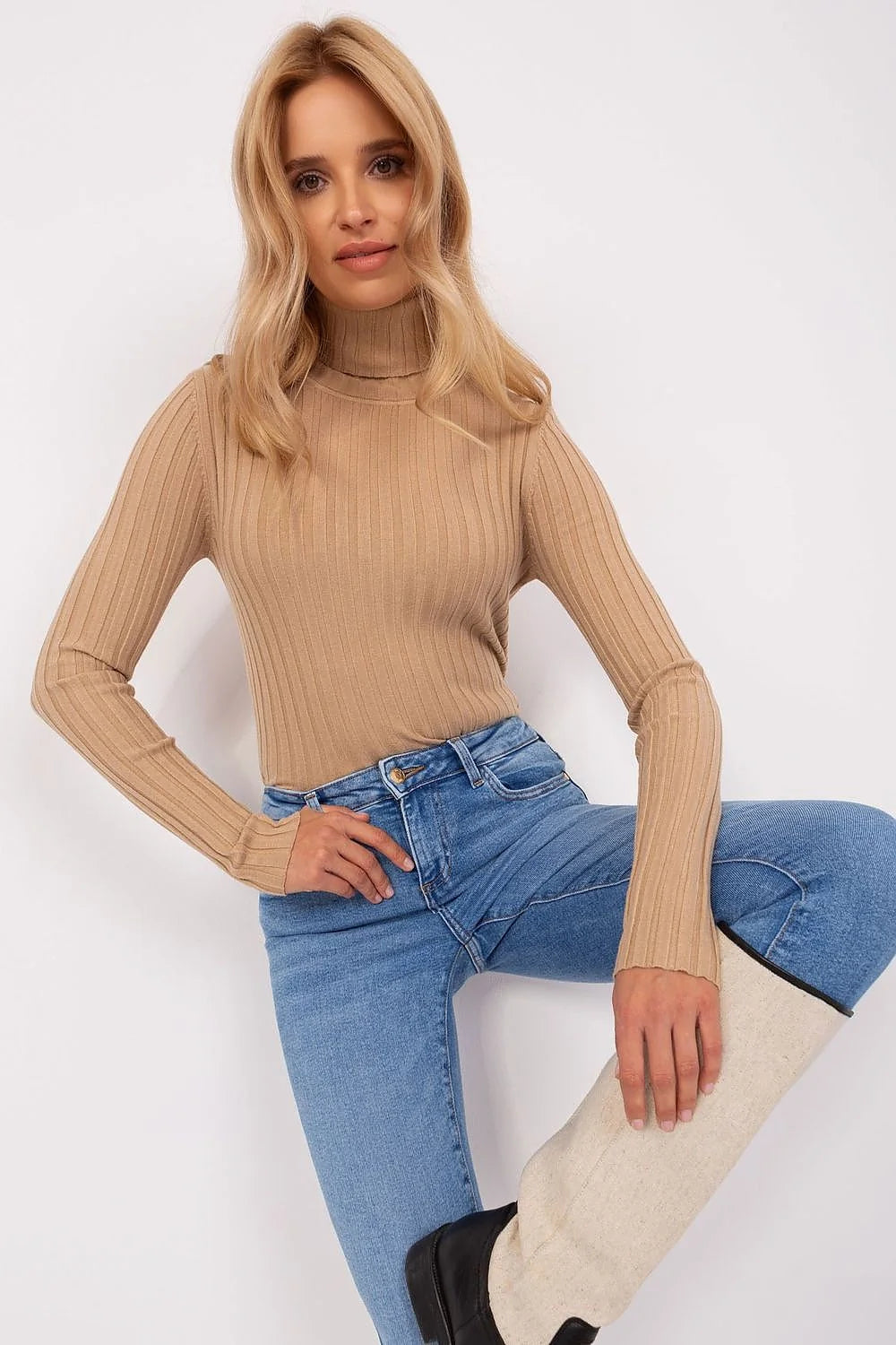 Pull à col roulé élégant moderne en viscose polyester nylon coupe ajustée tissu côtelé beige clair femme