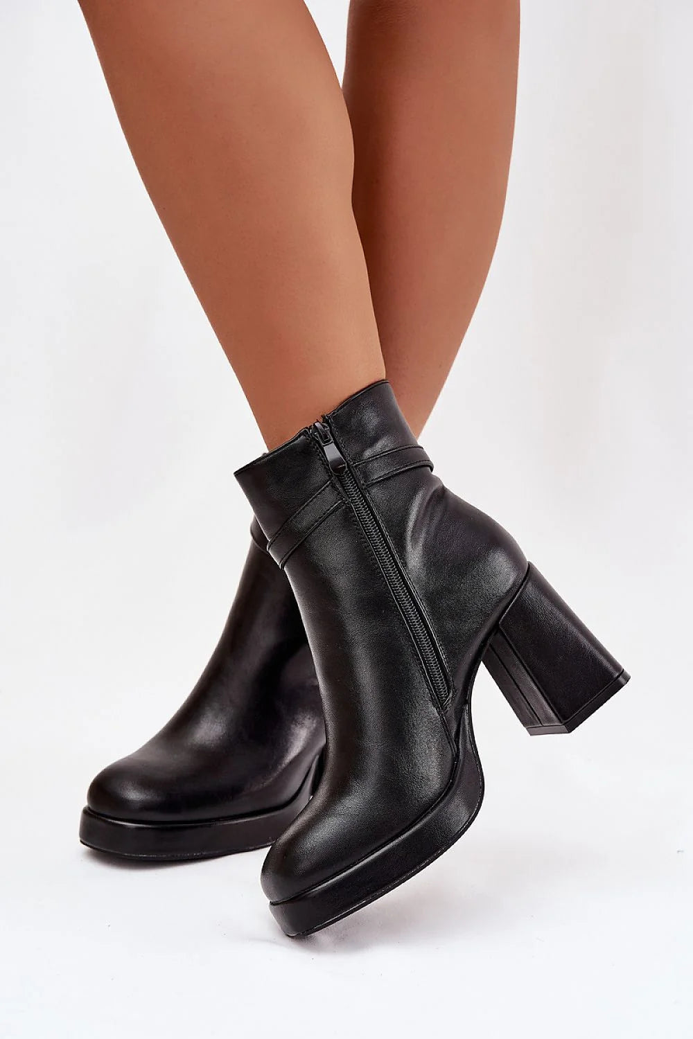 bottines femme simili cuir noir cheville tige courte bout arrondi talon colonne stable fermeture eclair latérale sangle boucle dorée