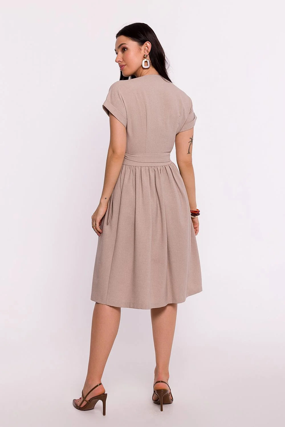 Robe midi portefeuille beige taupe lin effet léger col V croisé manches courtes retroussées taille cintrée ceinture nouée jupe évasée