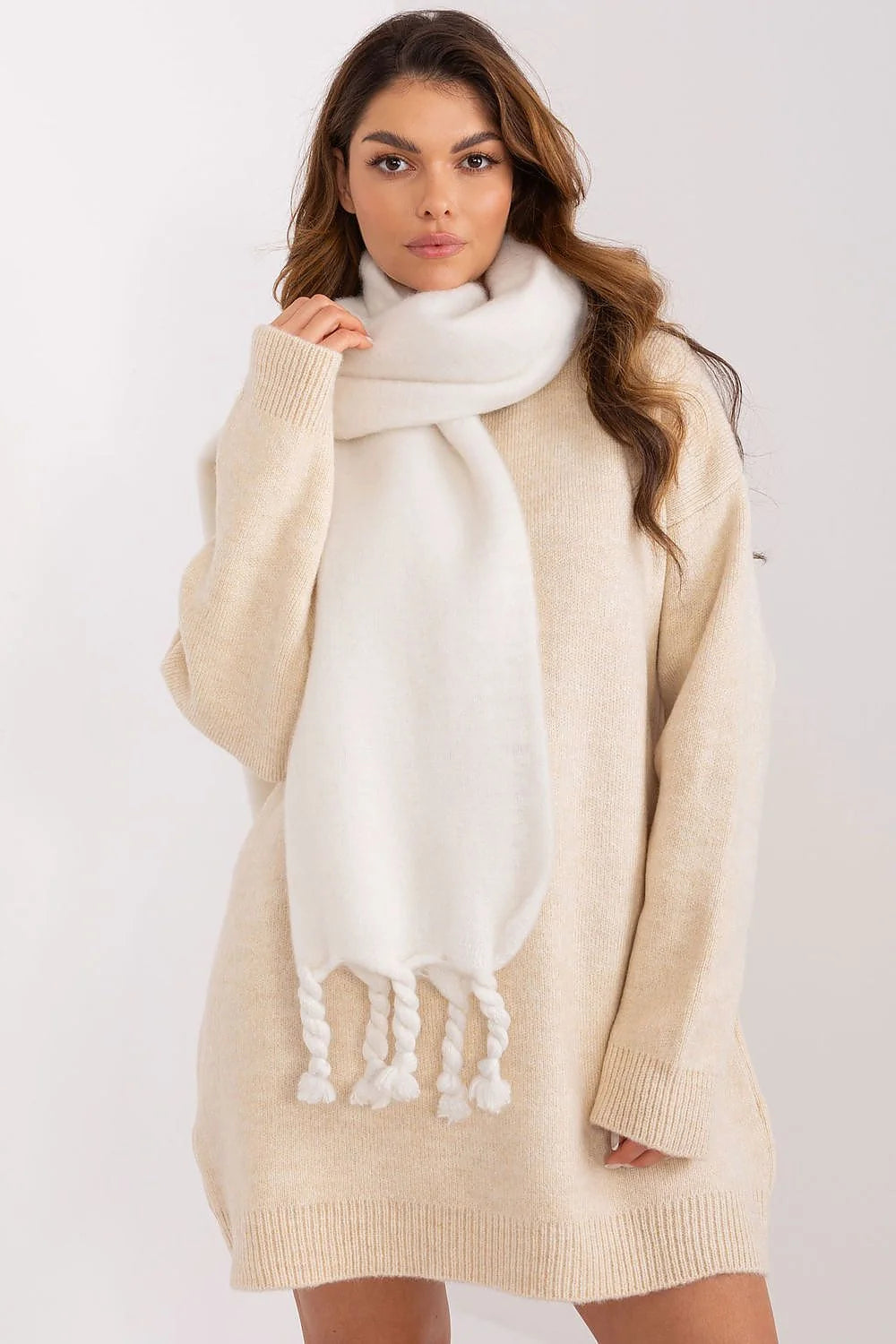 Écharpe longue épaisse franges torsadées pull oversize beige écharpe douillette hiver femmes look chic casual