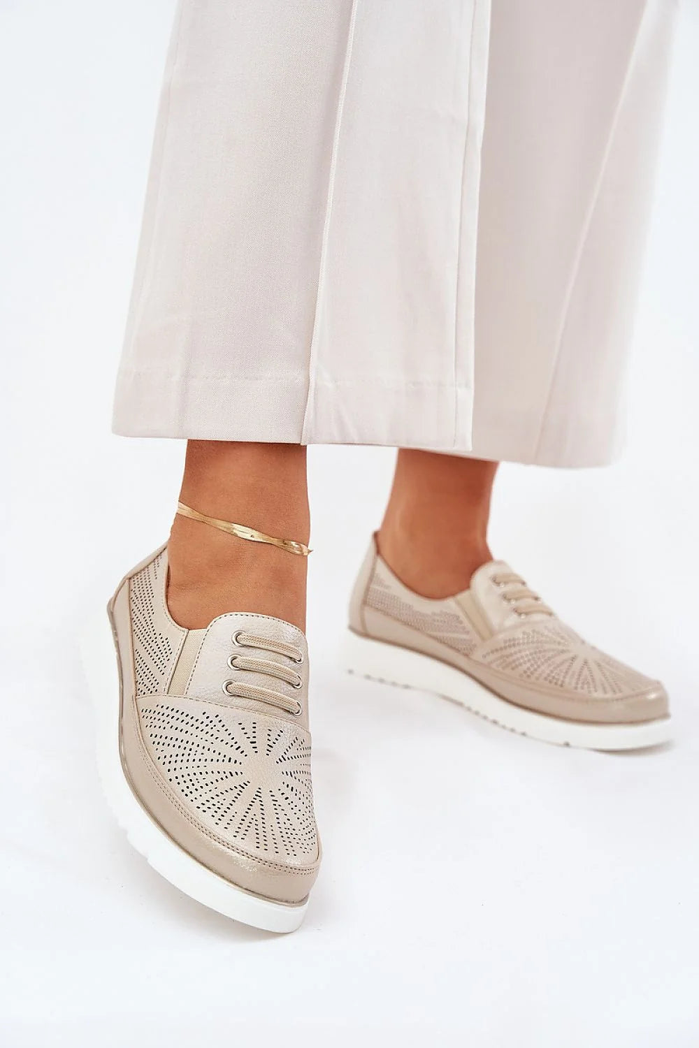 baskets femme basses modernes compensées beige tige cuir perforée motif étoile lacets plats intégrés semelle épaisse blanche crantée amortissante confortable
