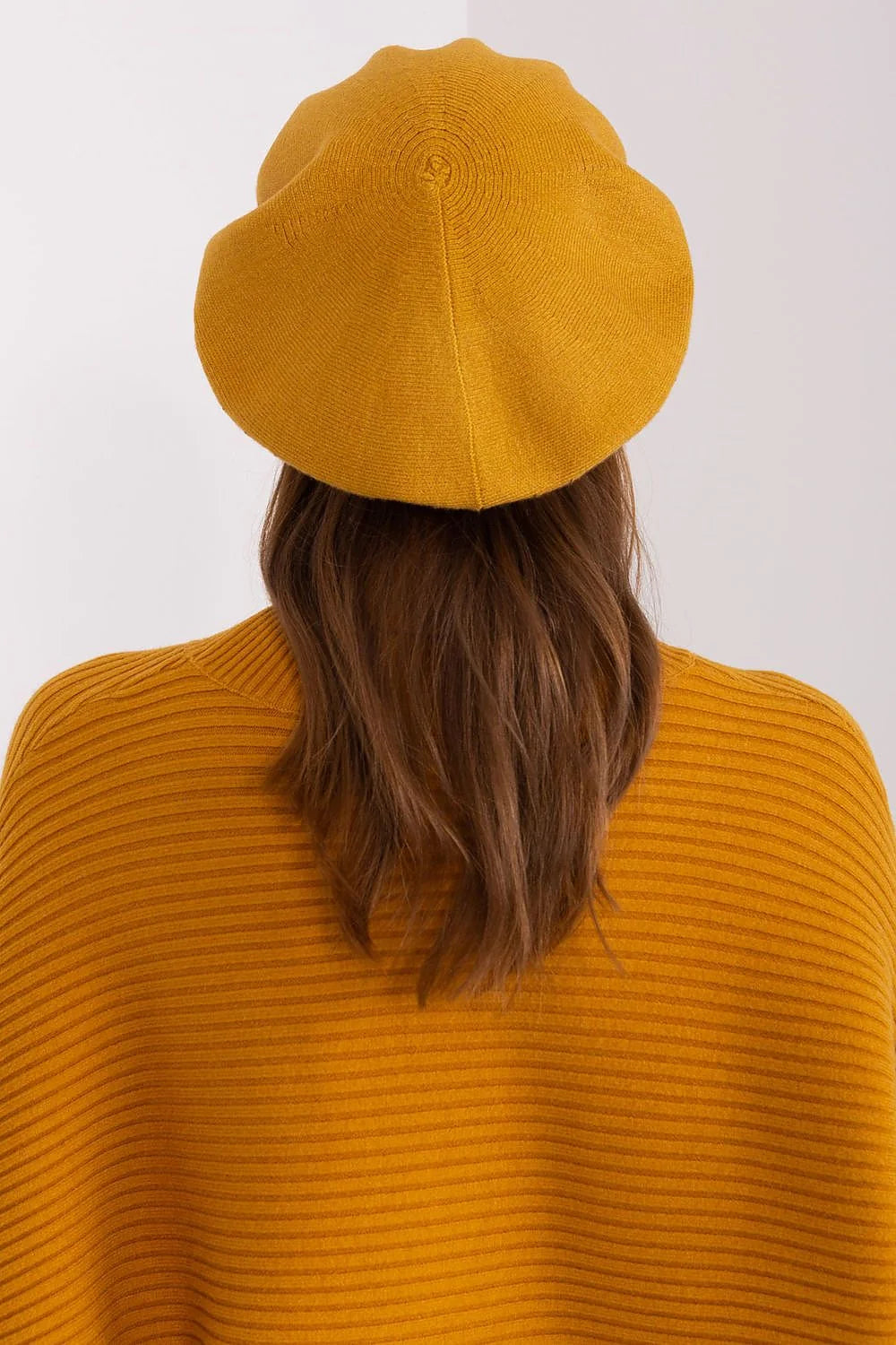 Ensemble pull beret moutarde maille coton cachemire acrylique tricot cotelé broderie délicate mode féminine