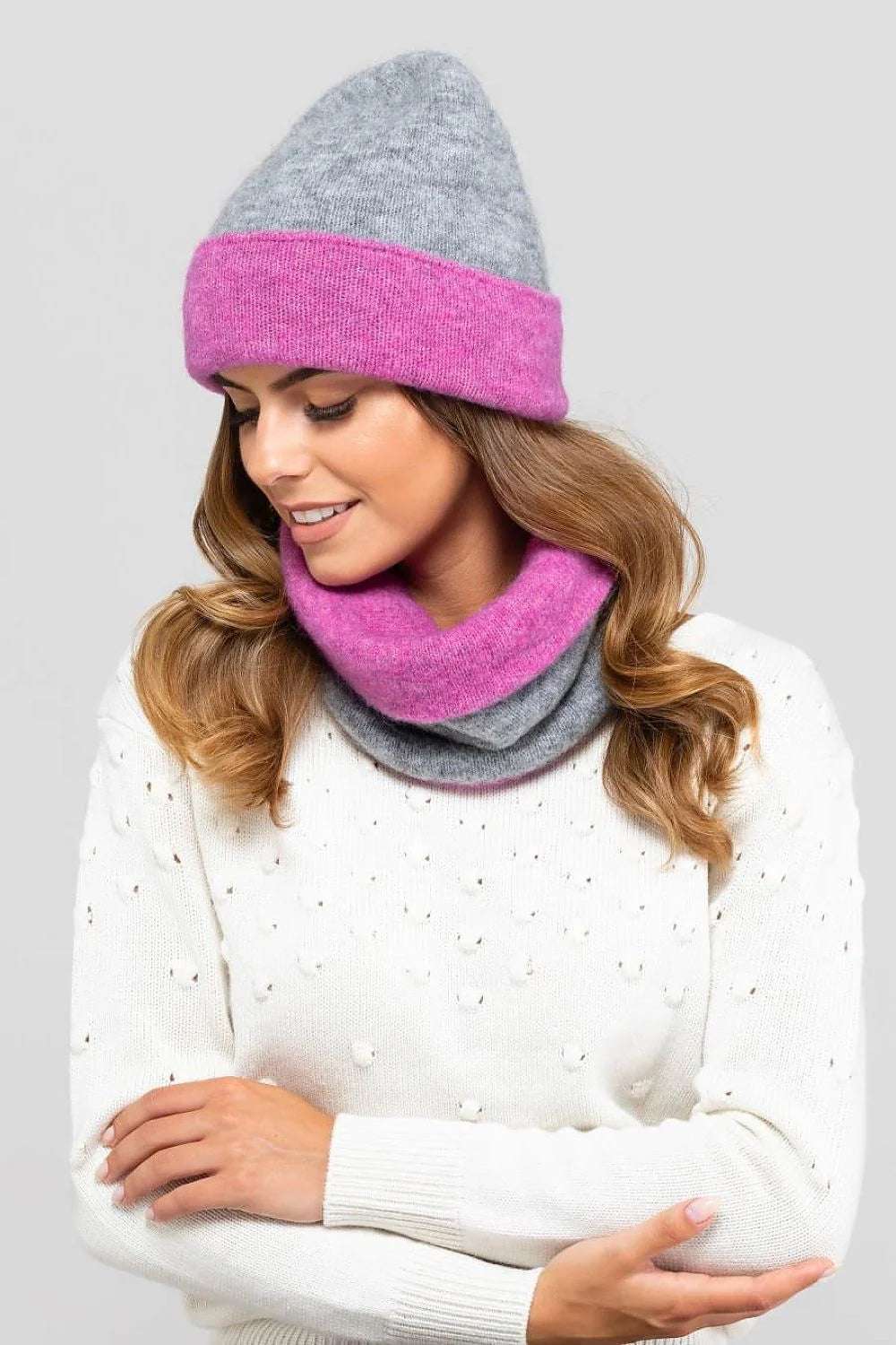 Bonnet réversible Kamea pour femme en gris et rose, ensemble avec écharpe assortie, matériau doux, 4 styles possibles, haute qualité, accessoire hiver féminin