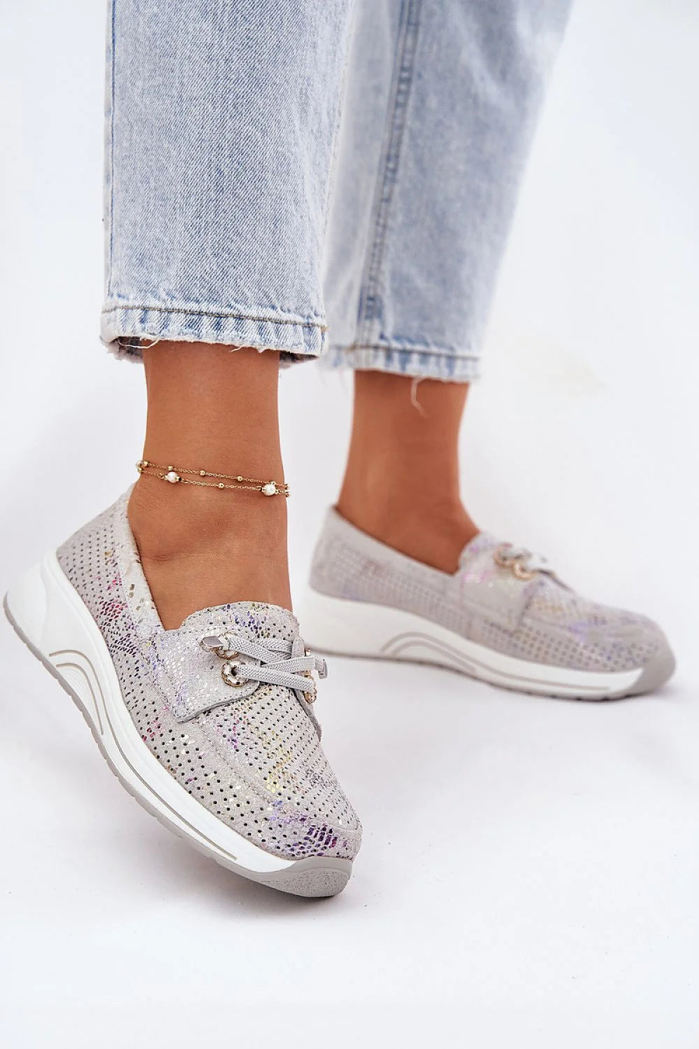 Chaussures basses pour femmes en tissu perforé couleur grise effet multicolore sportswear moderne confortable et élégante