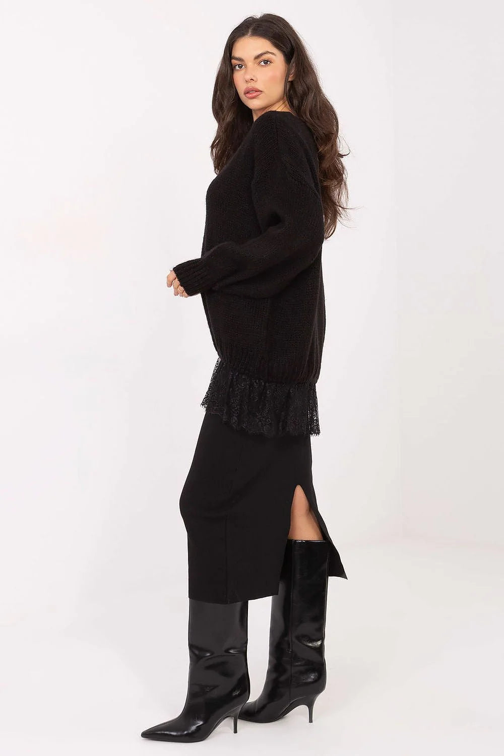 pull femme maille noire col V oversize manches bouffantes poignets côtelés ourlet dentelle froncée longueur hanches doux mohair léger