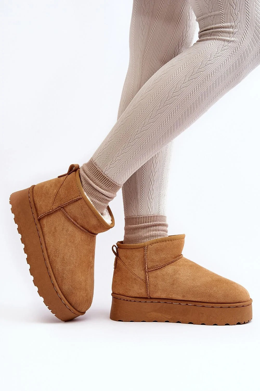 bottines cheville suède camel fourrure synthétique sherpa doublure chaude plateforme caoutchouc crantée antidérapante slipon tirant arrière coutures apparentes cosy élégantes