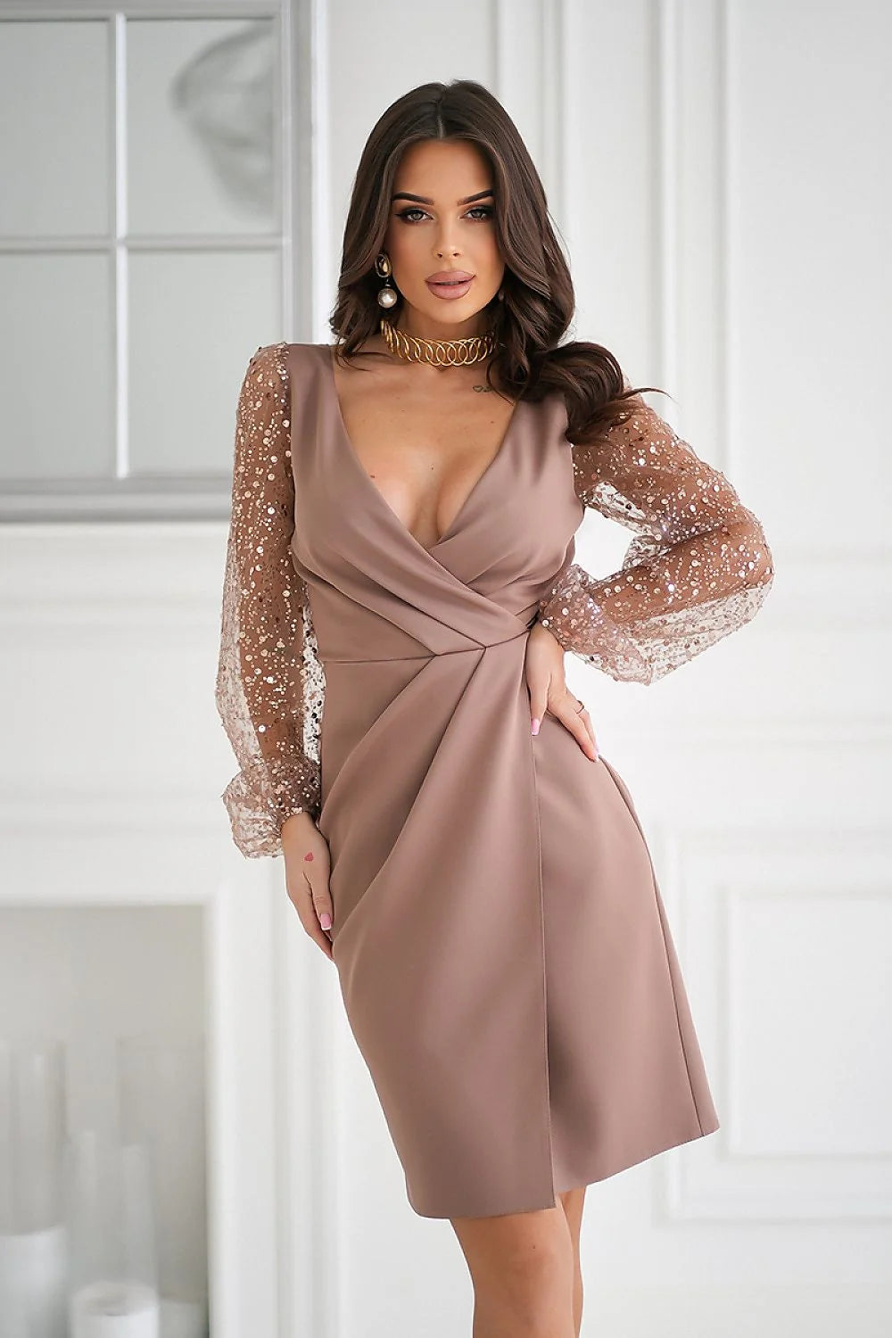 robe soirée élégante coupe ajustée cintrée décolleté croisé forme cœur manches tulle paillettes dorées satin taupe