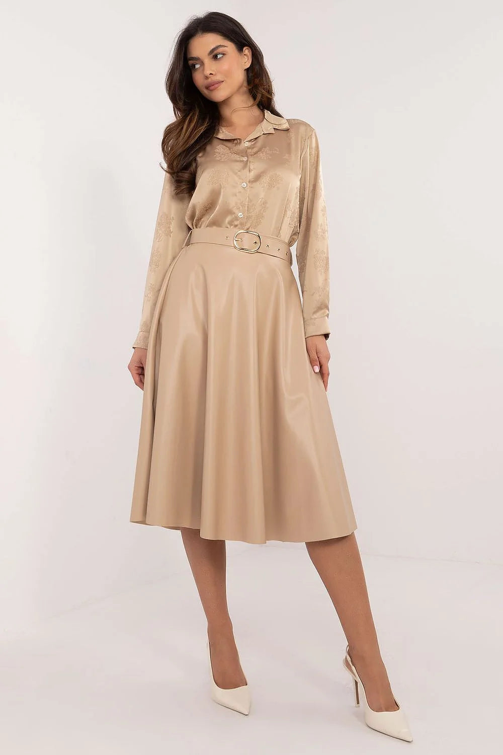 Ensemble féminin élégant et sophistiqué chemisier longues manches jupe évasée cuir synthétique beige occasion formelle professionnelle