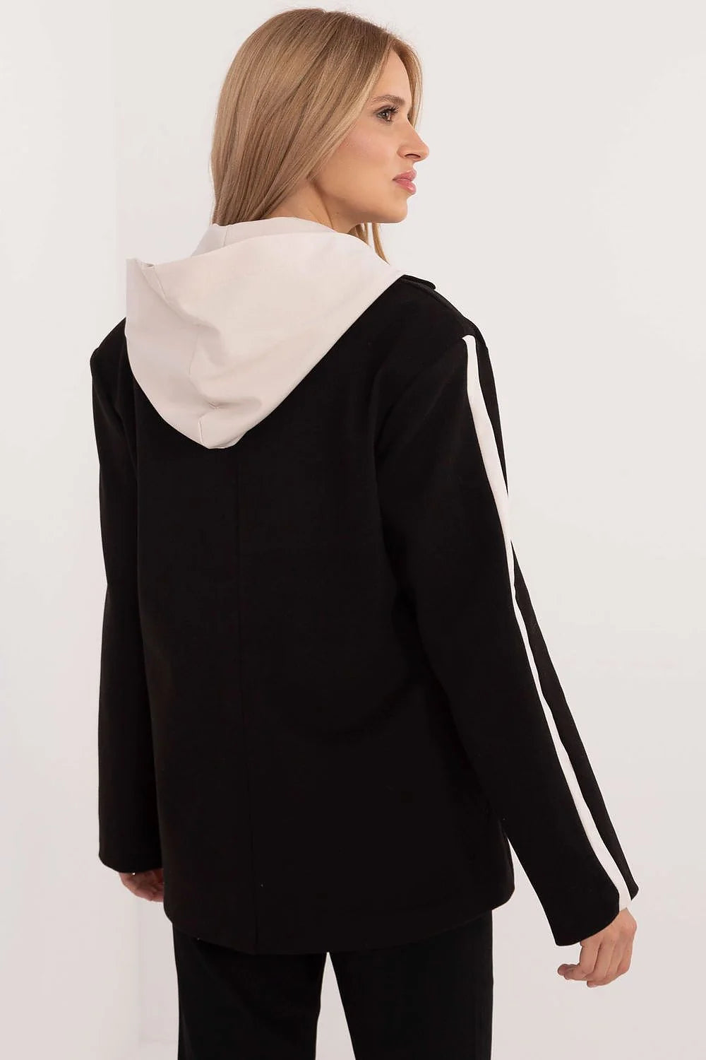 Veste élégante pour femmes noire avec capuche intérieure blanche manches longues contrastantes poches à rabat coupe ample matière douce
