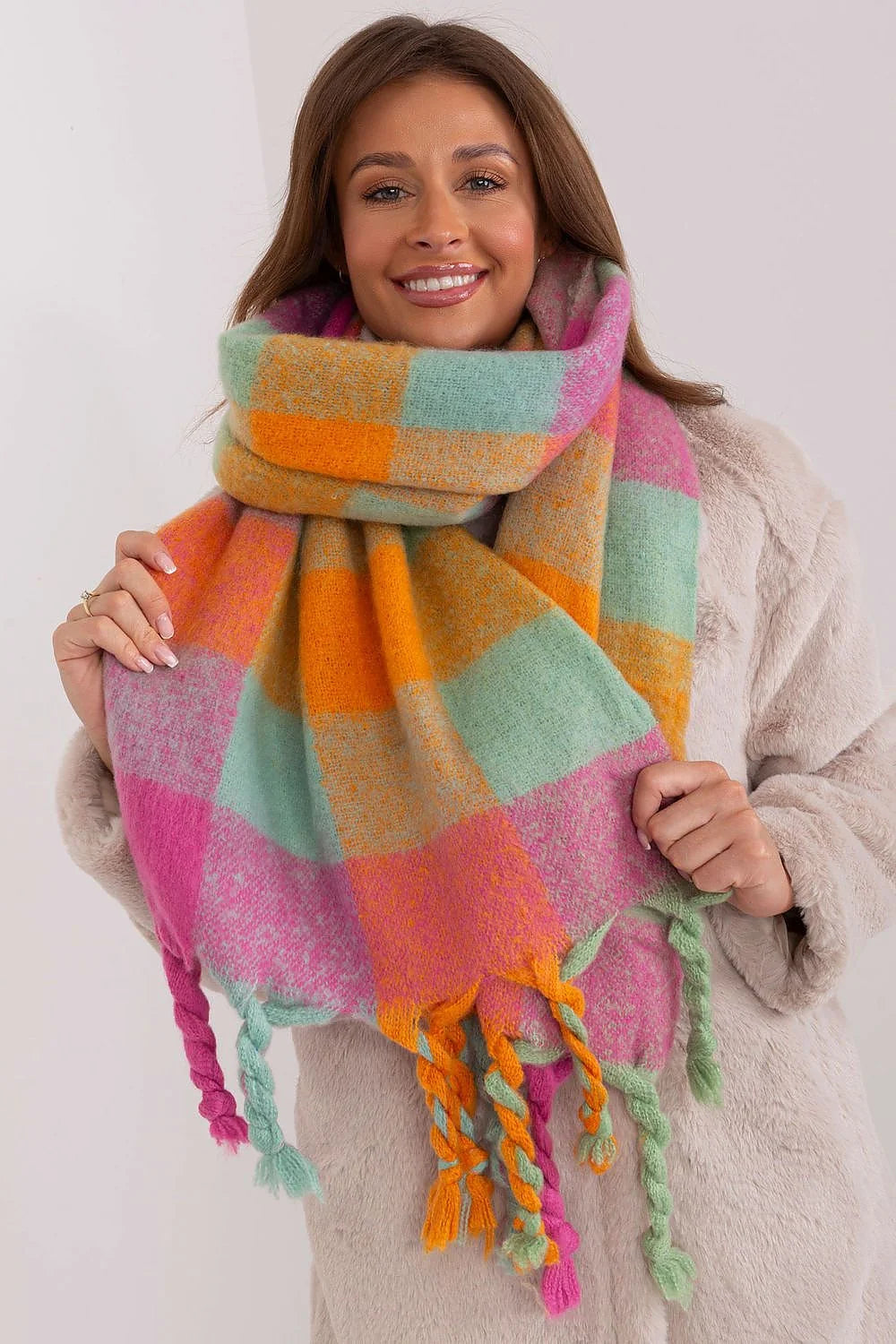 Écharpe femme colorée carreaux vives laine douce châle hiver 2023 mode tendance pompons franges multifonction