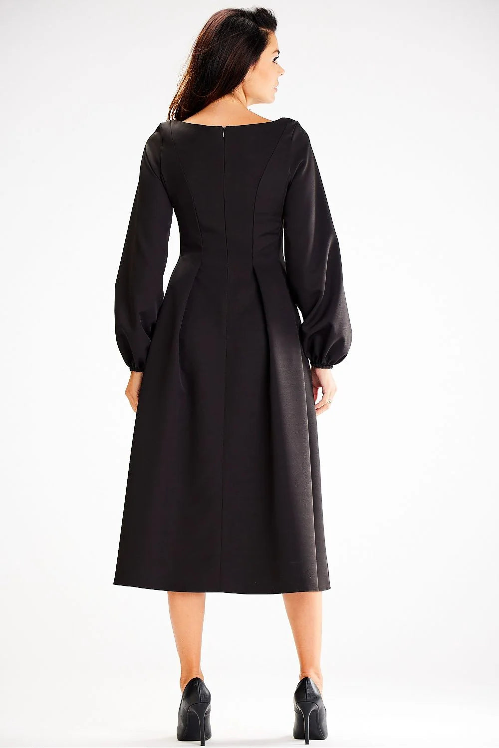 robe midi noire cocktail évasée cintrée encolure bateau haut ajusté jupe plissée tissu structuré satiné manches longues ballon poignets élastiques