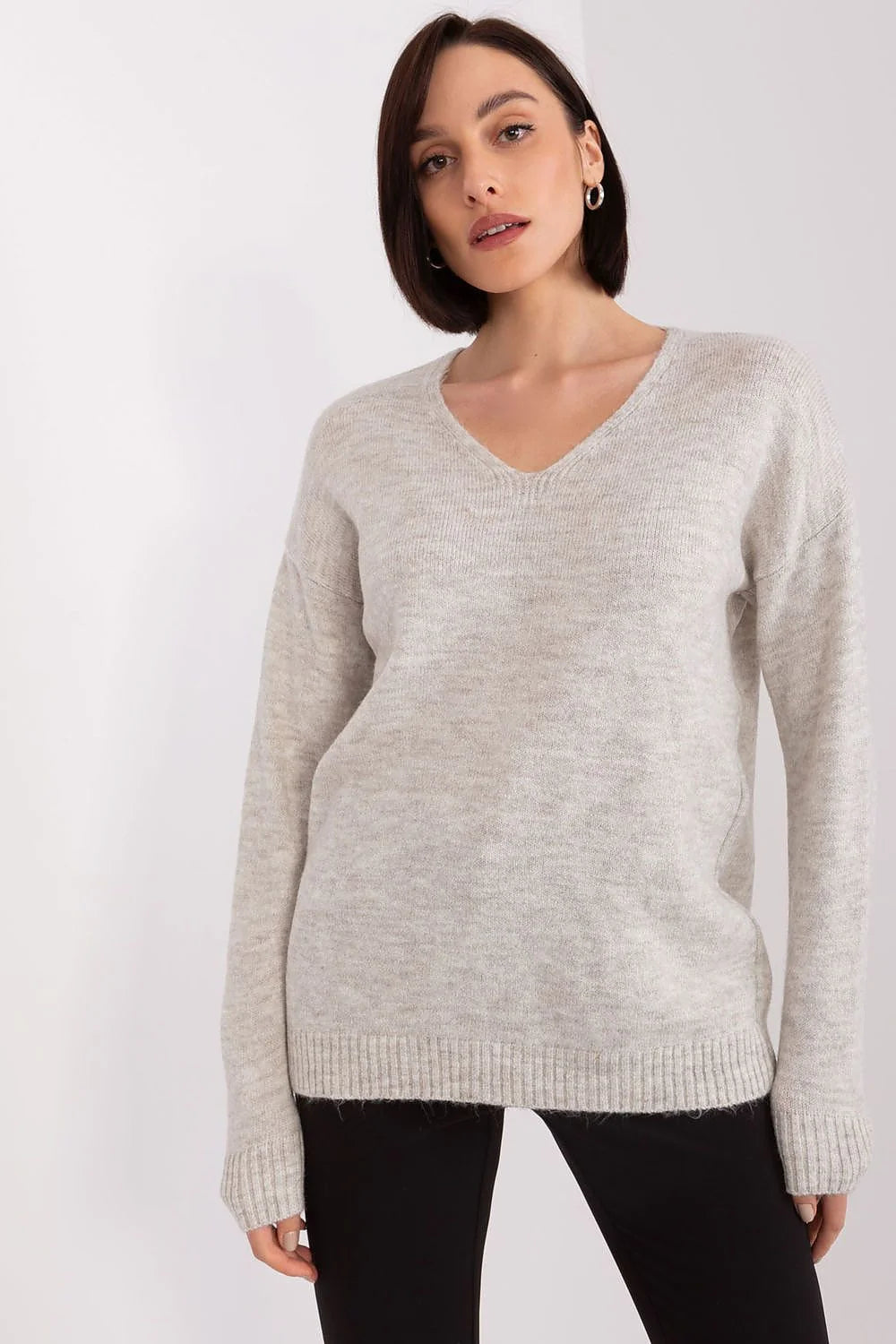 Pull femme style parisien manches longues col V gris chiné coupe ample matériau synthétique naturel
