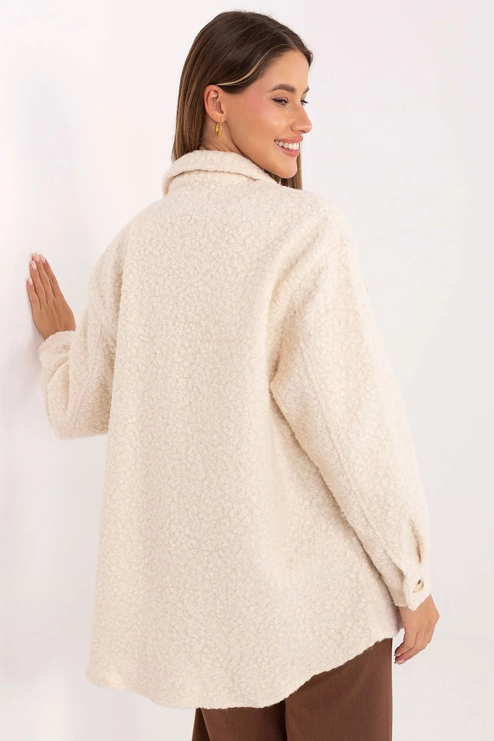 chemise veste shacket bouclé teddy écru oversize manches longues col classique boutons assortis poches poitrine rabat matière texturée