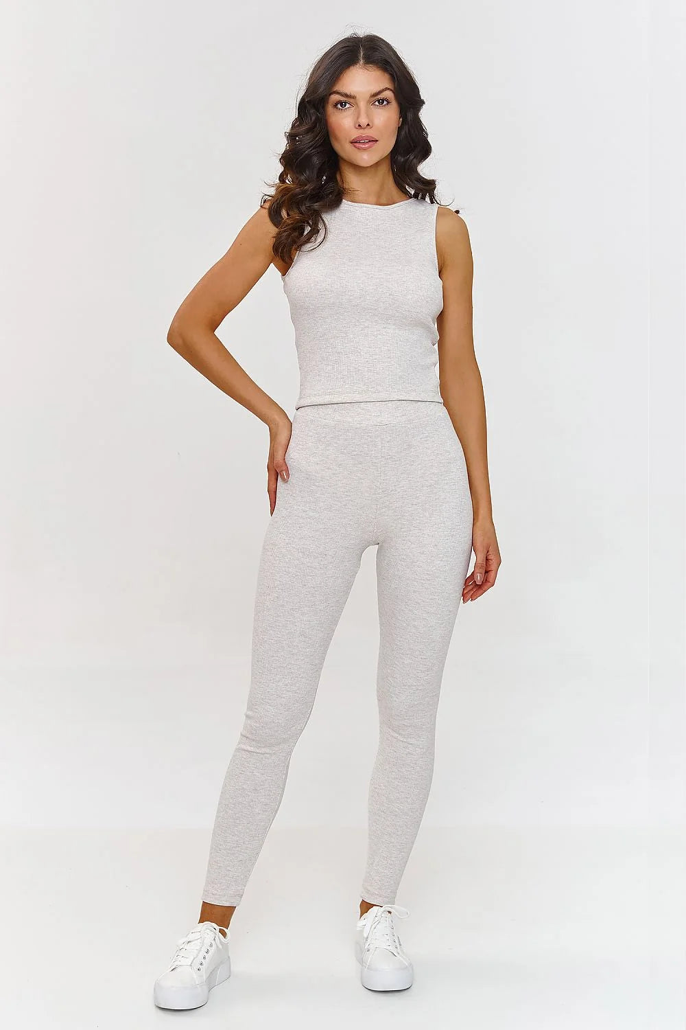 ensemble femme Makadamia beige chiné oversize capuche boutonnage doublée molletonnée cocooning legging ajusté extensible épuré baskets blanches