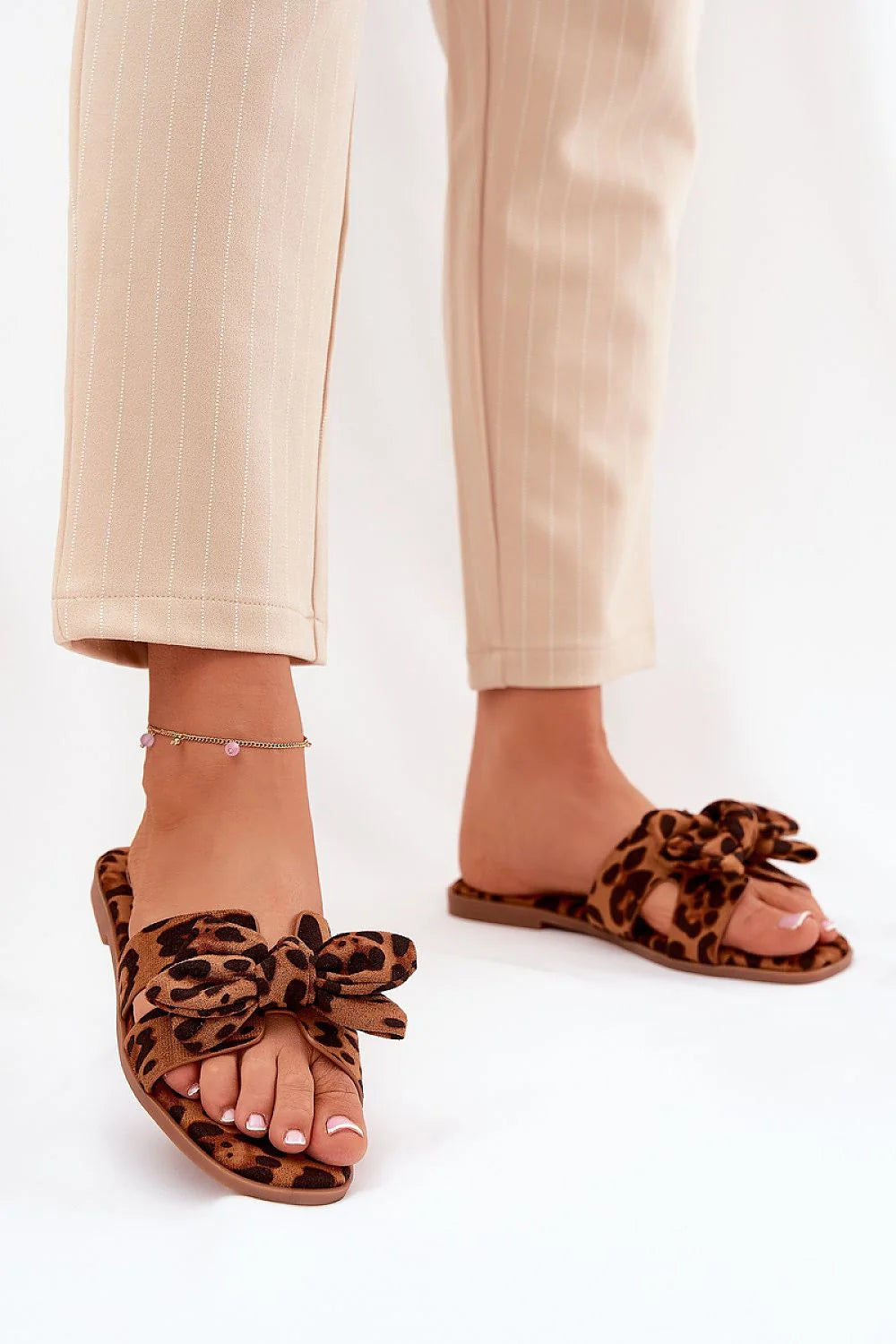 Sandales ouvertes pour femmes style élégant et audacieux, confortable et durable, cuir suédé éco-friendly, nœud décoratif, motif léopard, sandales estivales pour robes, jupes et shorts