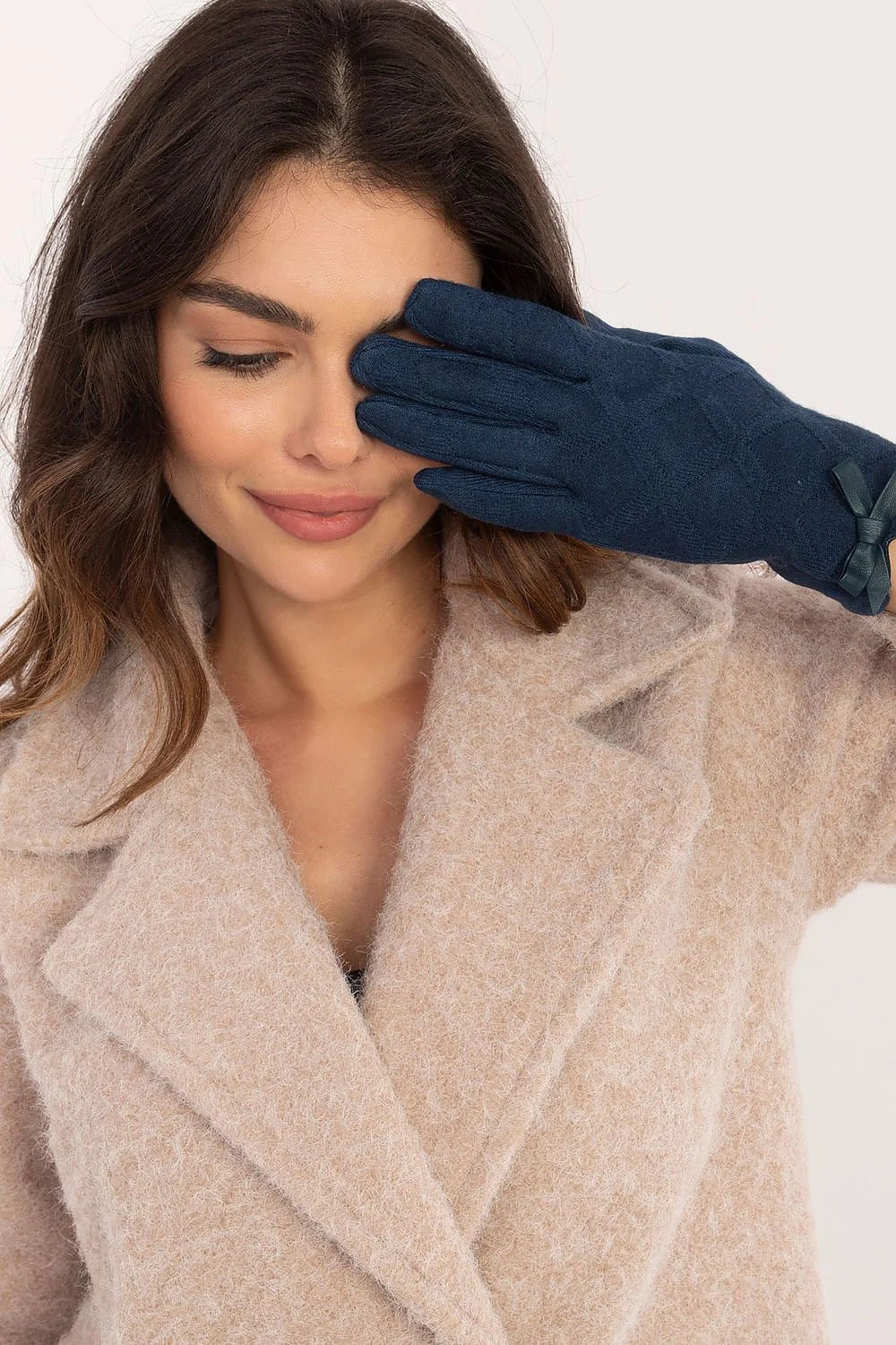 Manteau et gants femme élégants beige clair et bleu nuit laine bouclée et coton 60% polyester 35% elasthanne 5%