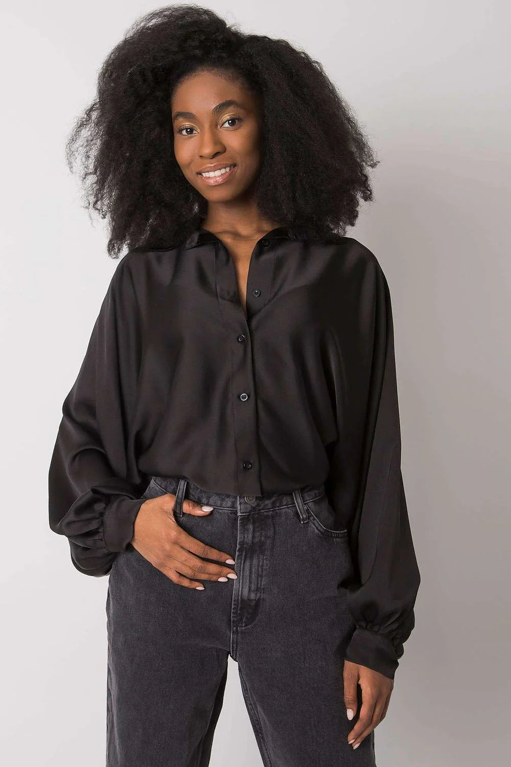 Blouse élégante à manches longues ballon en satin noir pour femme, coupe ample et moderne