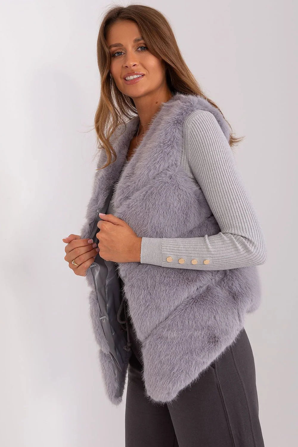 Gilet sans manches en fausse fourrure grise moderne et élégant pour femme, coupe ajustée et doublure intérieure