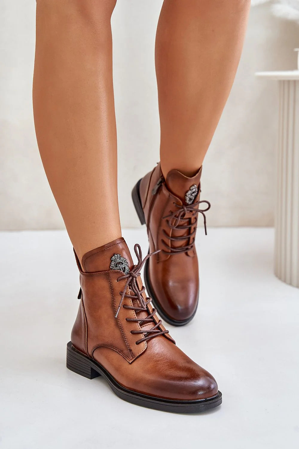 Bottes en cuir élégantes brun lisse pour femmes, style intemporel, lacets intégrés, écusson métallique, coupe mi-haute, semelle caoutchouc durable, confort tout jour