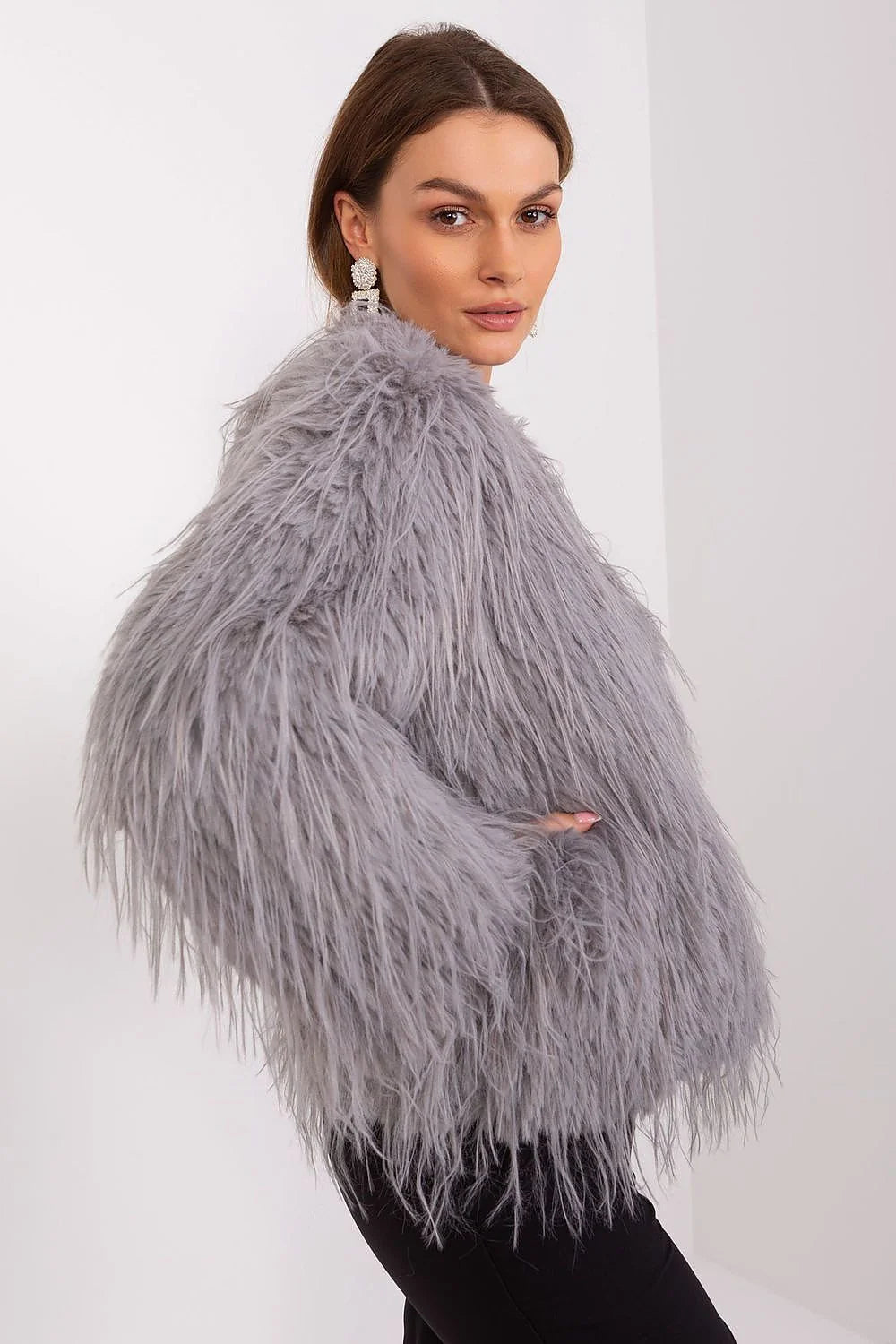 Veste en fausse fourrure moderne pour femmes, design audacieux, texture pelucheuse, couleur gris clair, coupe ample, manches longues, sans col, finitions soignées, style élégant et extravagant