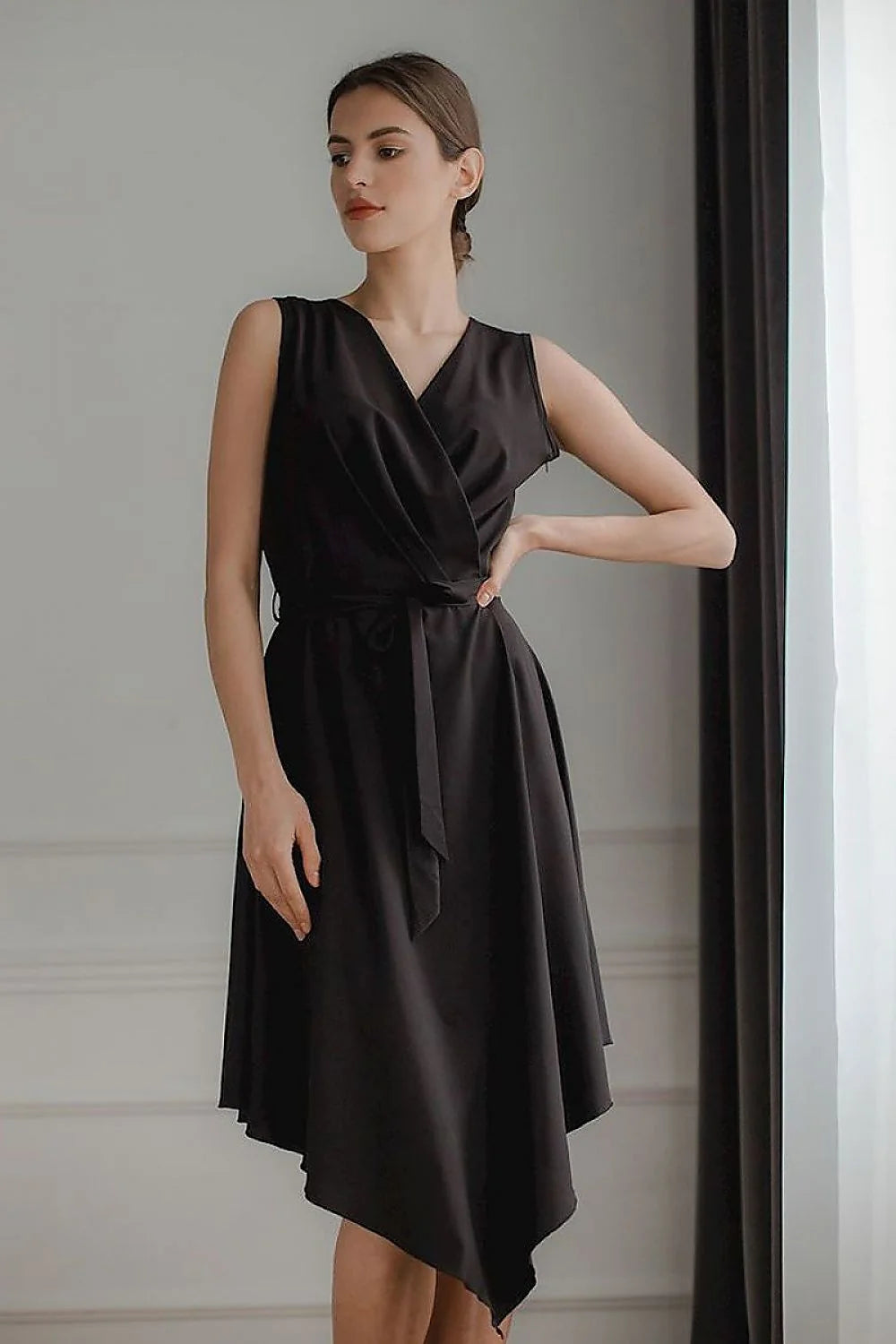 Robe cocktail noire polyester élégante décolleté en V sans manches ceinture pour soirées chics femmes