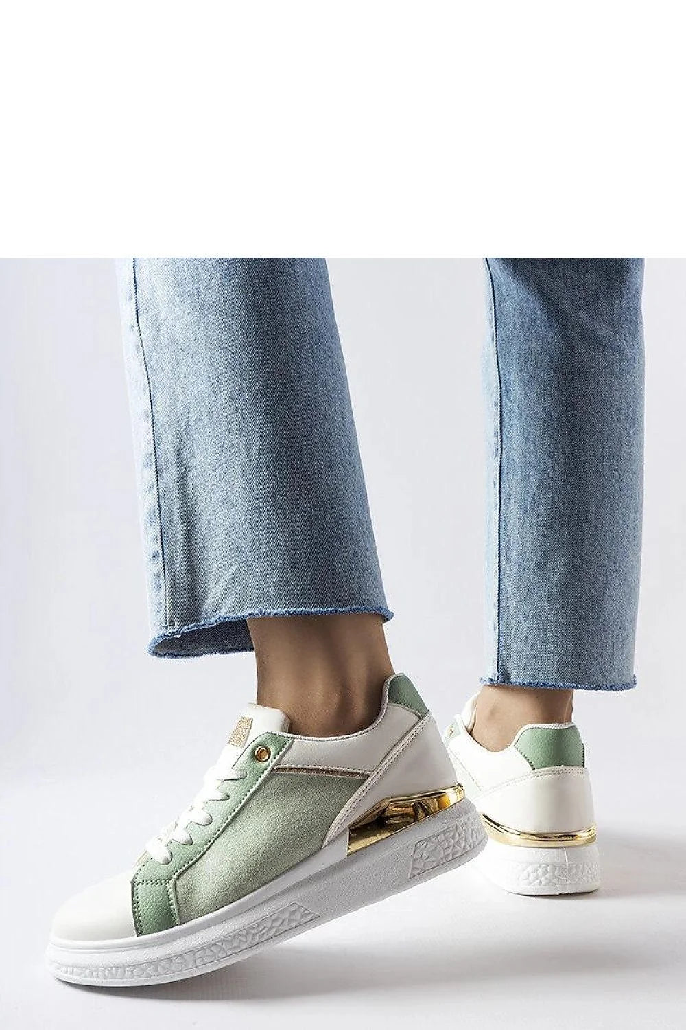 Baskets féminines contemporaines en cuir et daim blanc vert pâle doré, style élégant, coupe basse, semelle caoutchouc, confort maximal