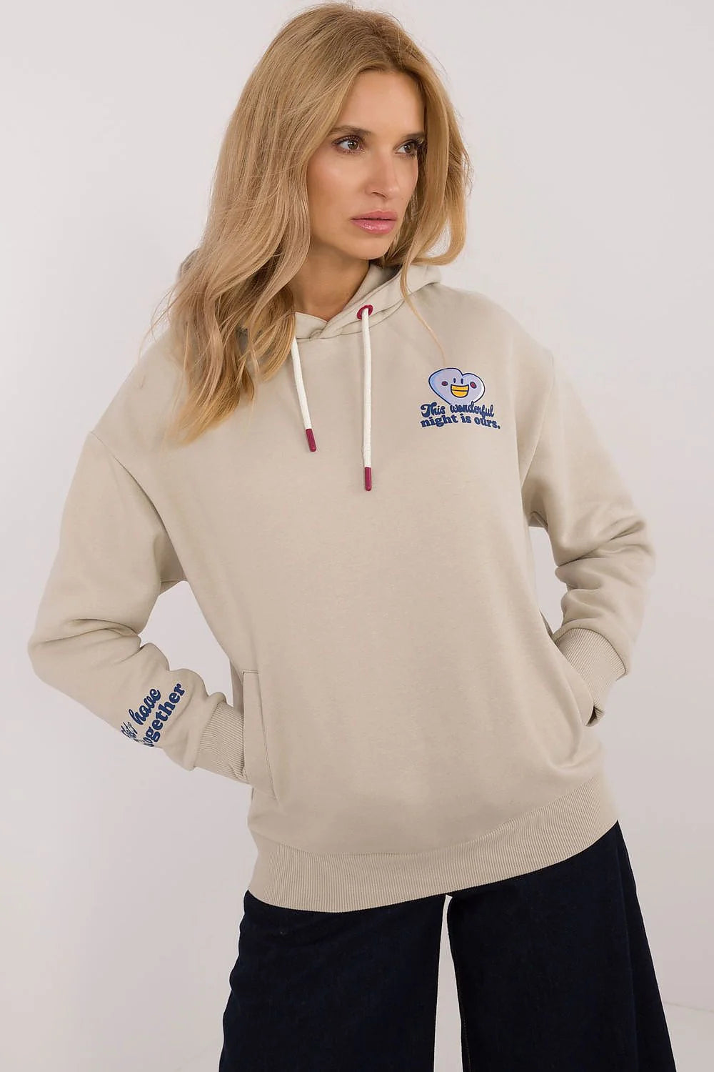 Sweatshirt à capuche pour femme style décontracté beige clair broderie nuage souriant texte manche poches kangourou coton polyester