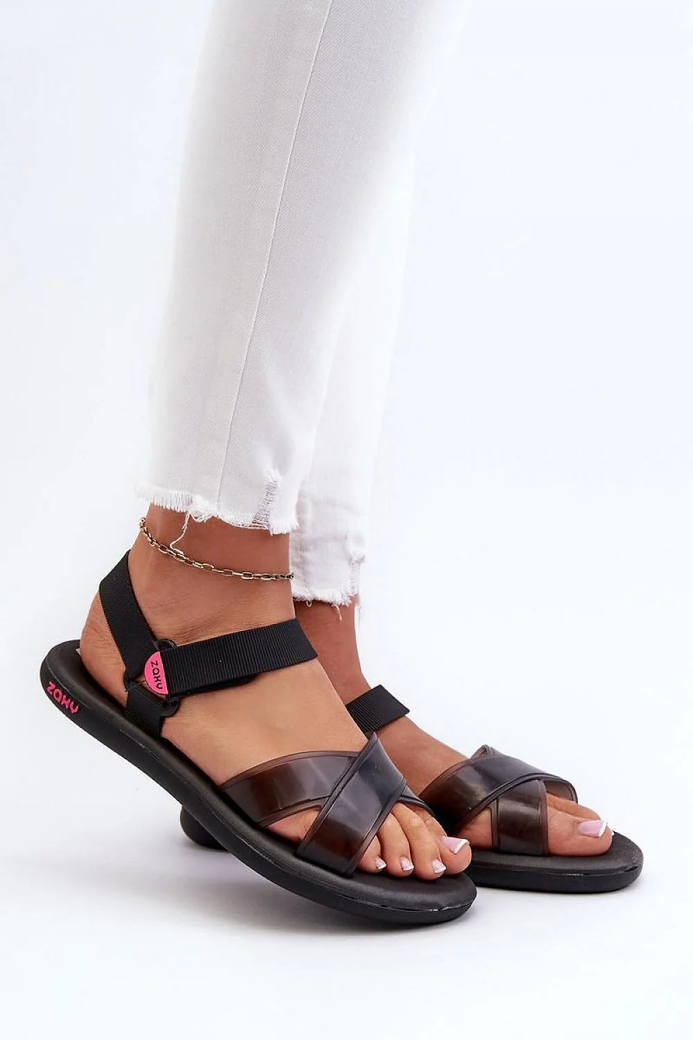 Sandales femmes modernes design minimaliste lanières transparentes brun semelle noire rouge ajustable confortable estivales plage ville