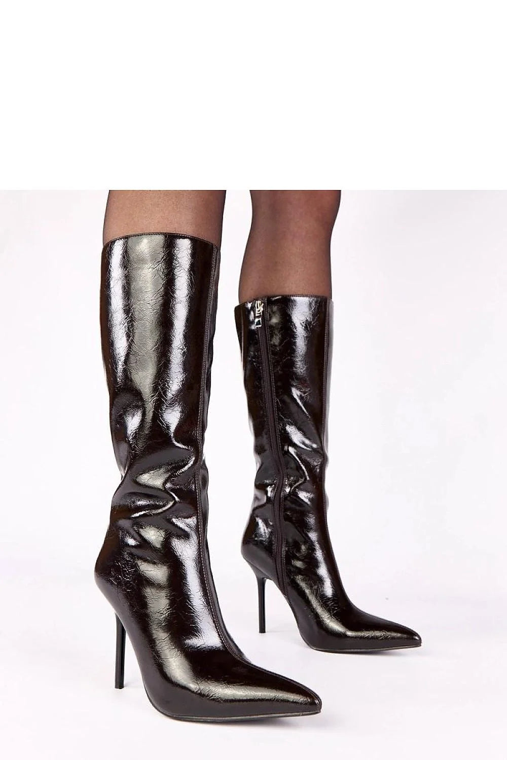 bottes montantes vernis noires talon aiguille 10cm bout pointu tige 32cm coupe slim effet plissé brillante silhouette élancée