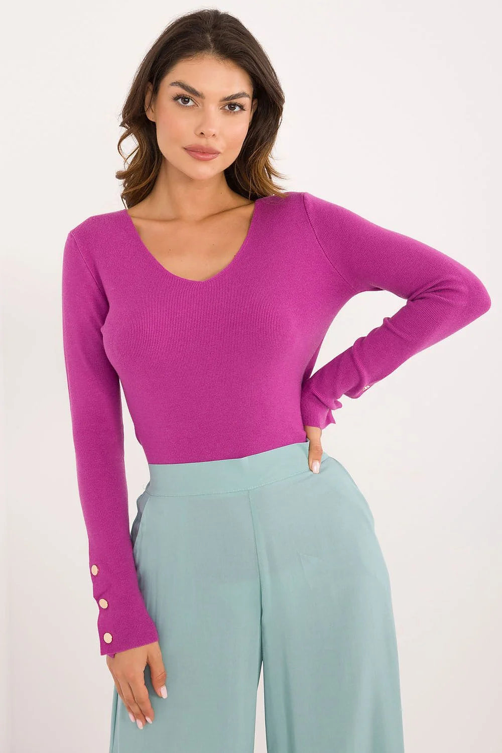 ensemble féminin haut manches longues tricot côtelé ajusté col V boutons dorés pantalon ample taille haute ceinture large violet aqua