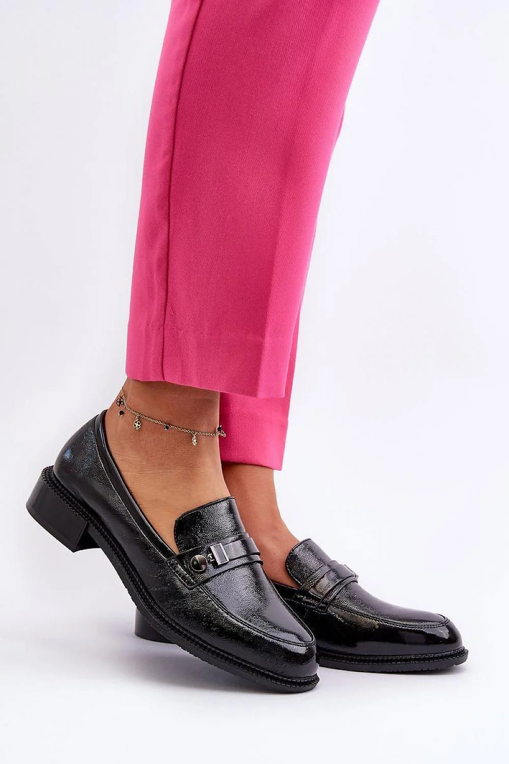 Moccasins Step in style pour femme, design classique moderne, cuir verni noir, semelle basse, look élégant, occasion versatile