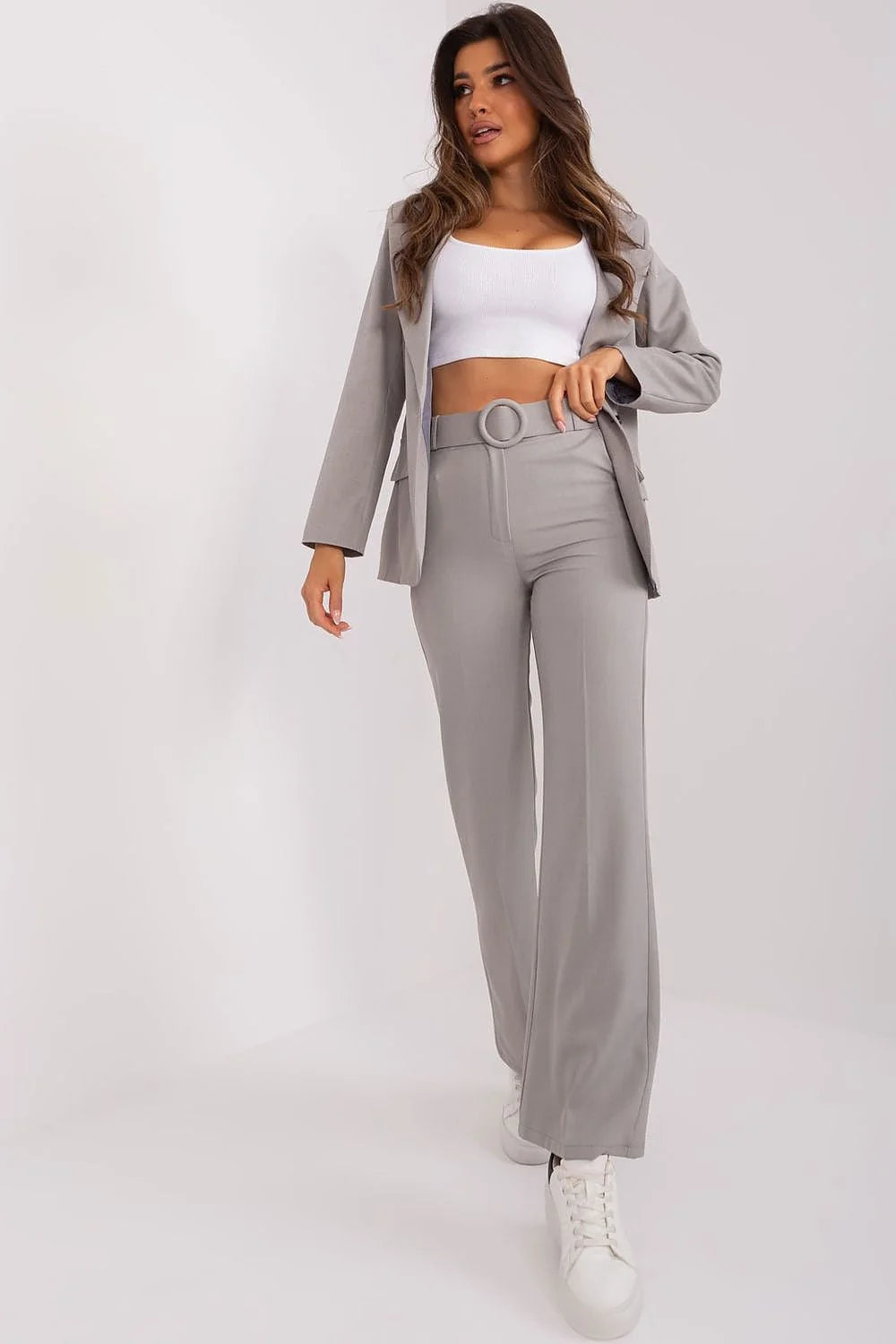 Pantalon femme élégant en polyester coupe évasée taille haute couleur grise blazer assorti occasion bureau ville