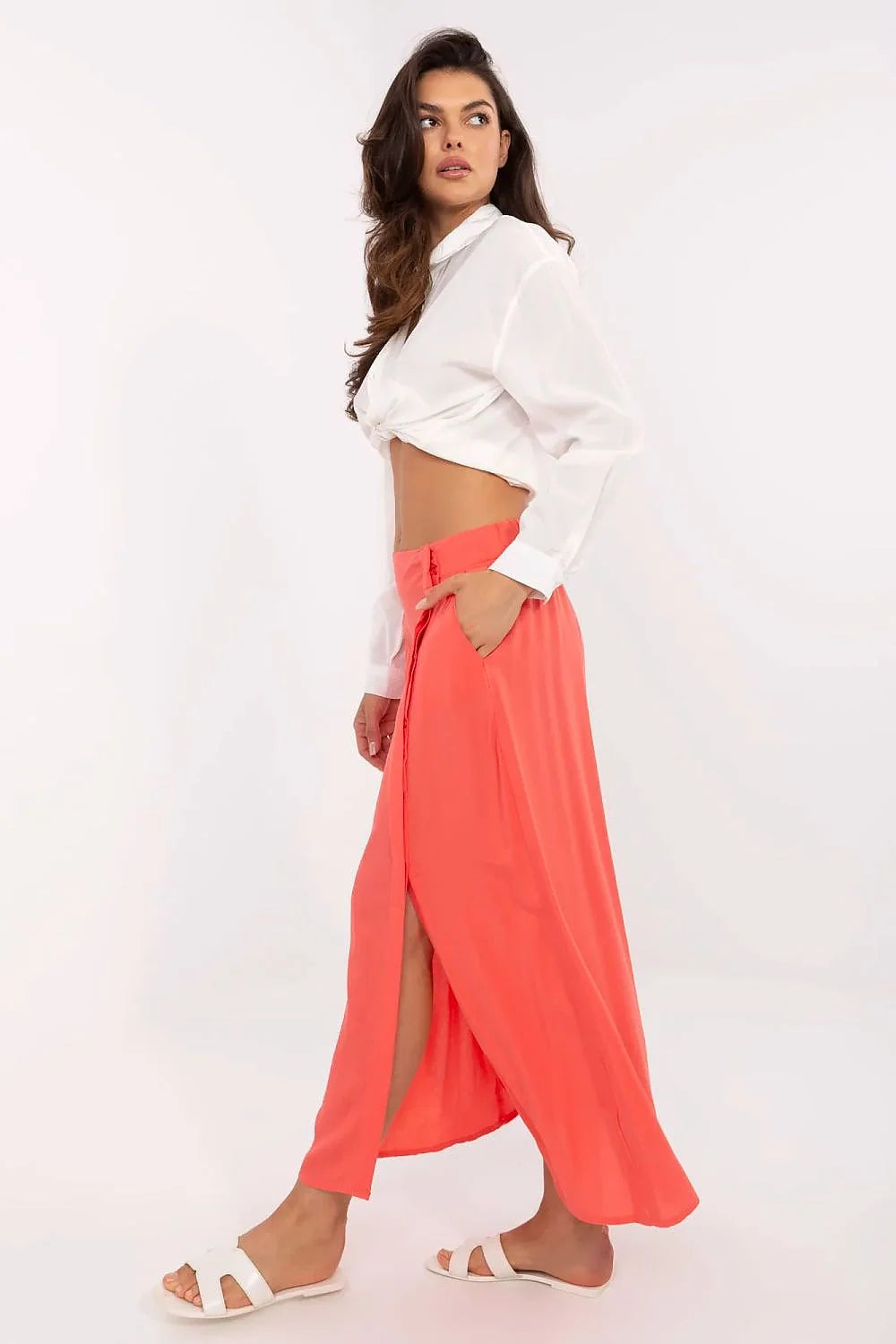 Jupe longue corail élégante pour femme avec chemise blanche cropped style moderne occasion décontractée