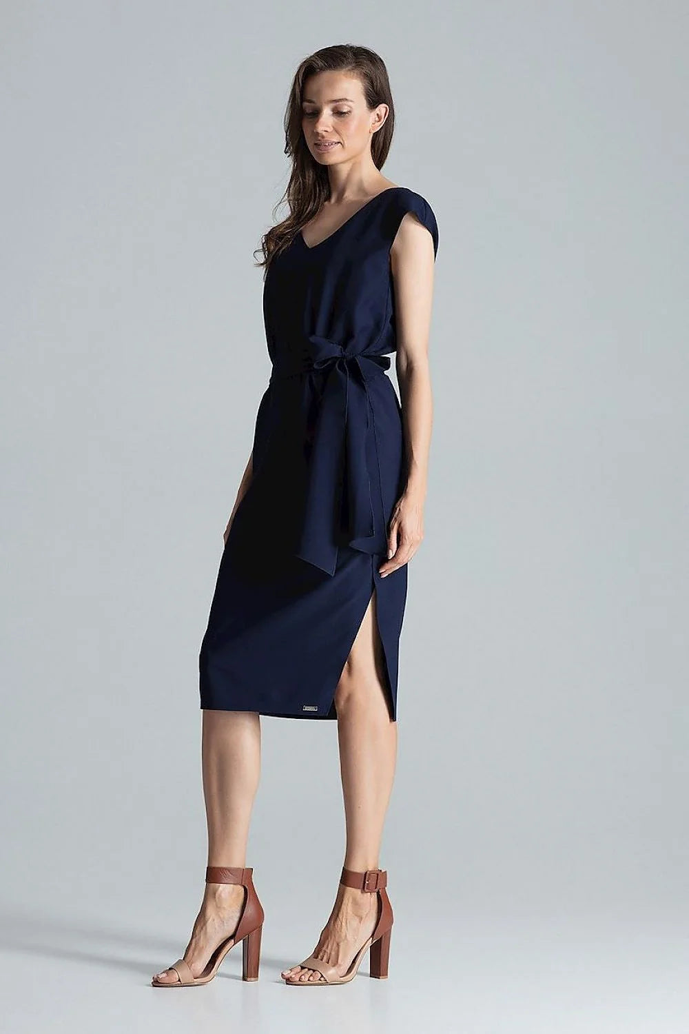 robe midi bordeaux polyester fluide mate nondoublée colV ceinture asymétrique fente manches courtes fourreau ajustée élégante chic contemporaine