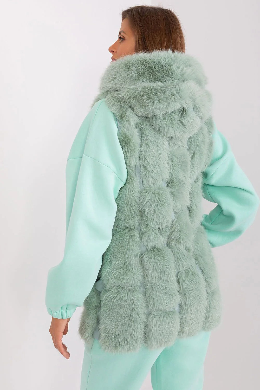 Gilet sans manches pour femmes avec capuche en fausse fourrure moderne texture quadrille couleur vert menthe longueur standard confortable douceur élégance hiver 2023