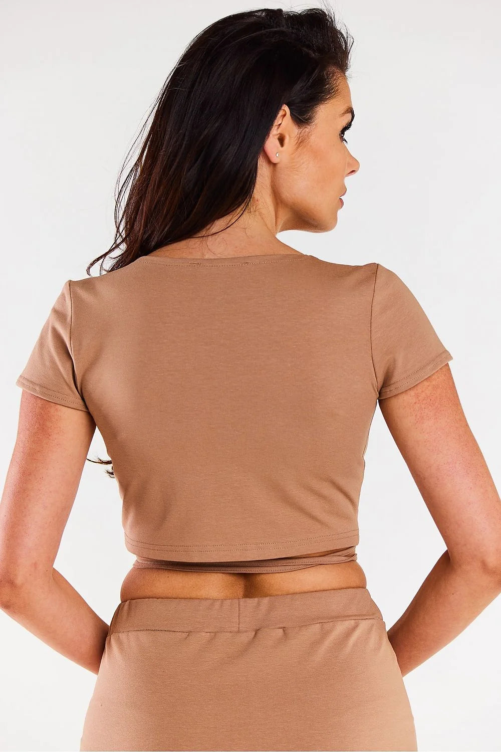chemisier InfiniteYou crop top manches courtes encolure enveloppante col V profond nouage réglable beige taupe coton lycra stretch ajusté
